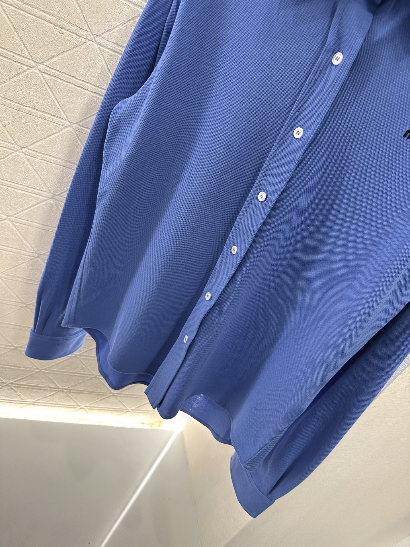 ♥Miumi*♥2025新品上架
    翻领长袖𝑝𝑜𝑙𝑜衬衣
定制YB朱地全棉材质 自带孔洞 吸湿透气