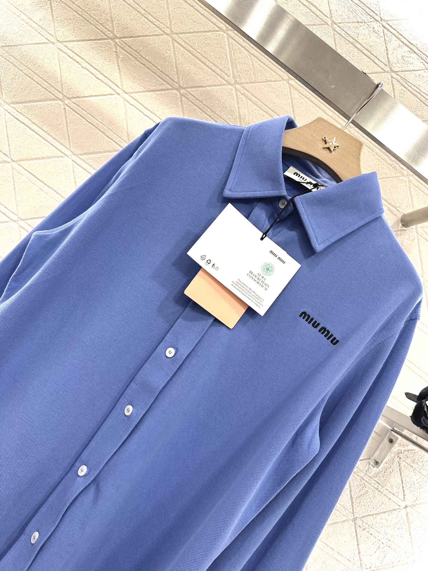 ♥Miumi*♥2025新品上架
    翻领长袖𝑝𝑜𝑙𝑜衬衣
定制YB朱地全棉材质 自带孔洞 吸湿透气