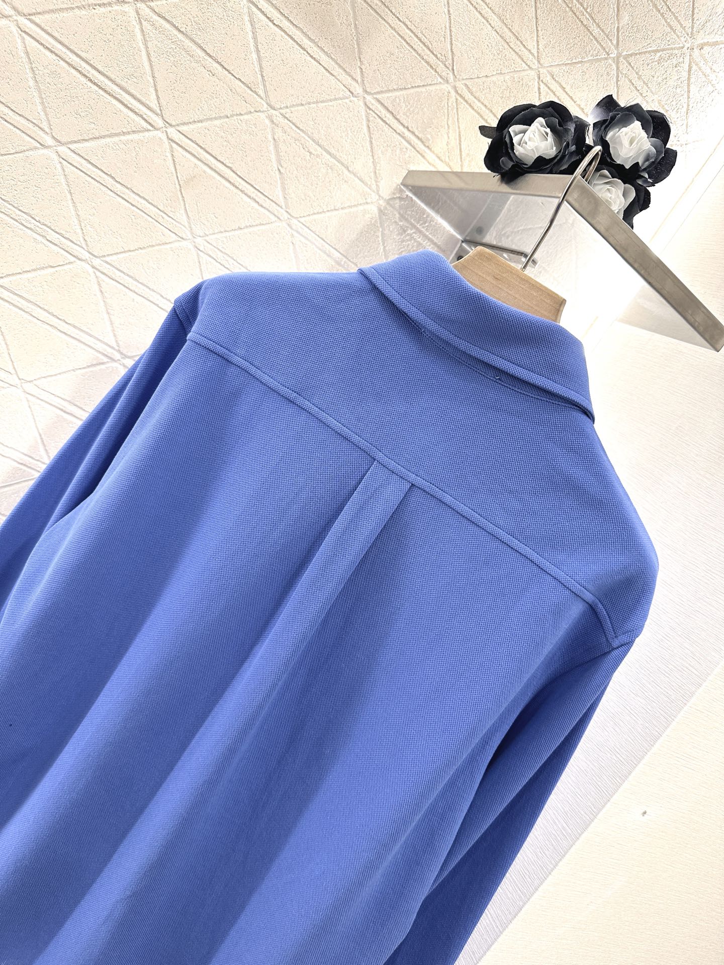 ♥Miumi*♥2025新品上架
    翻领长袖𝑝𝑜𝑙𝑜衬衣
定制YB朱地全棉材质 自带孔洞 吸湿透气
