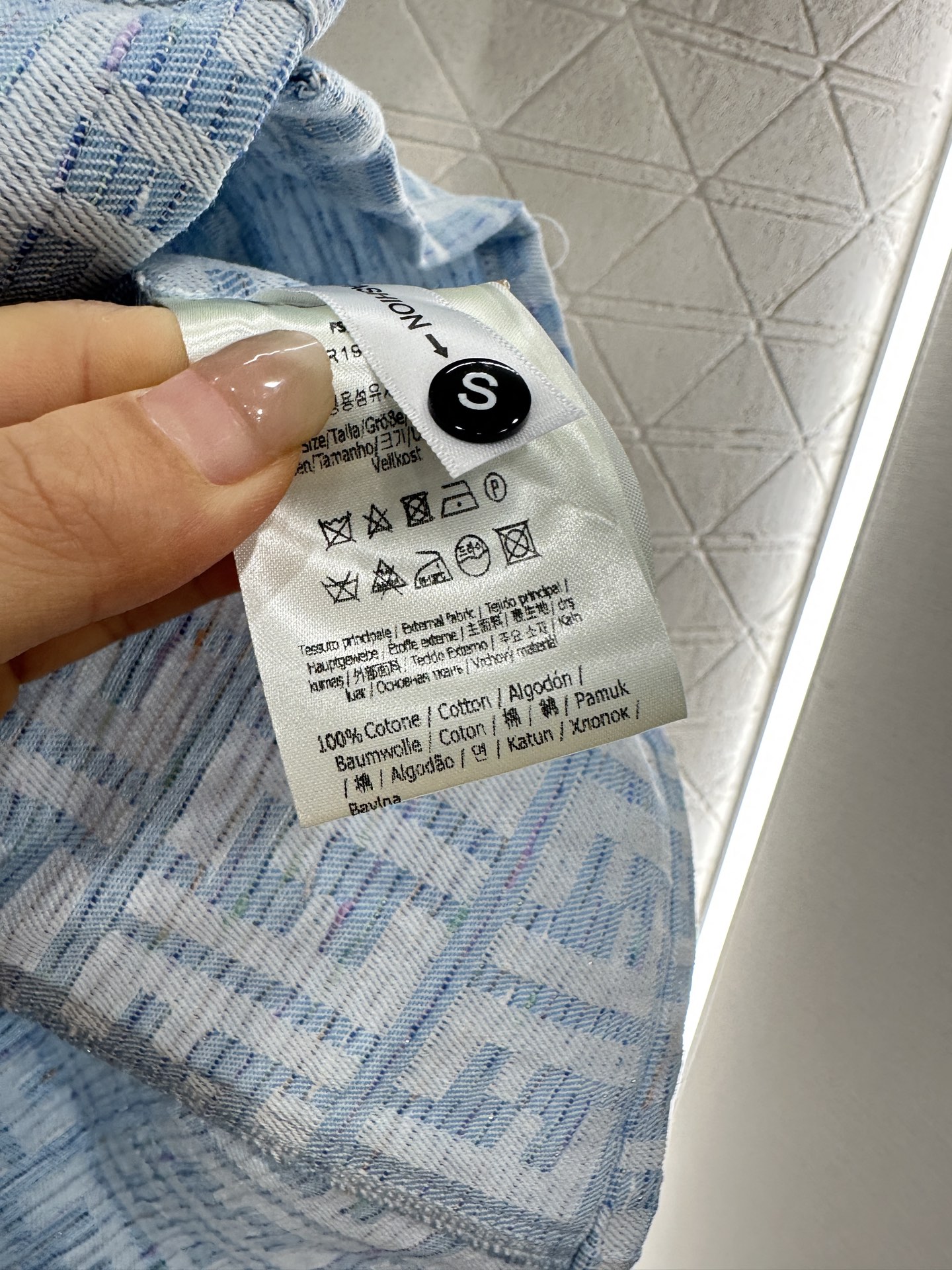 ♥Fend*♥2025新品上架
     提花短袖连衣裙
定制YB提花棉牛仔材质 质感高级 透气舒适 翻