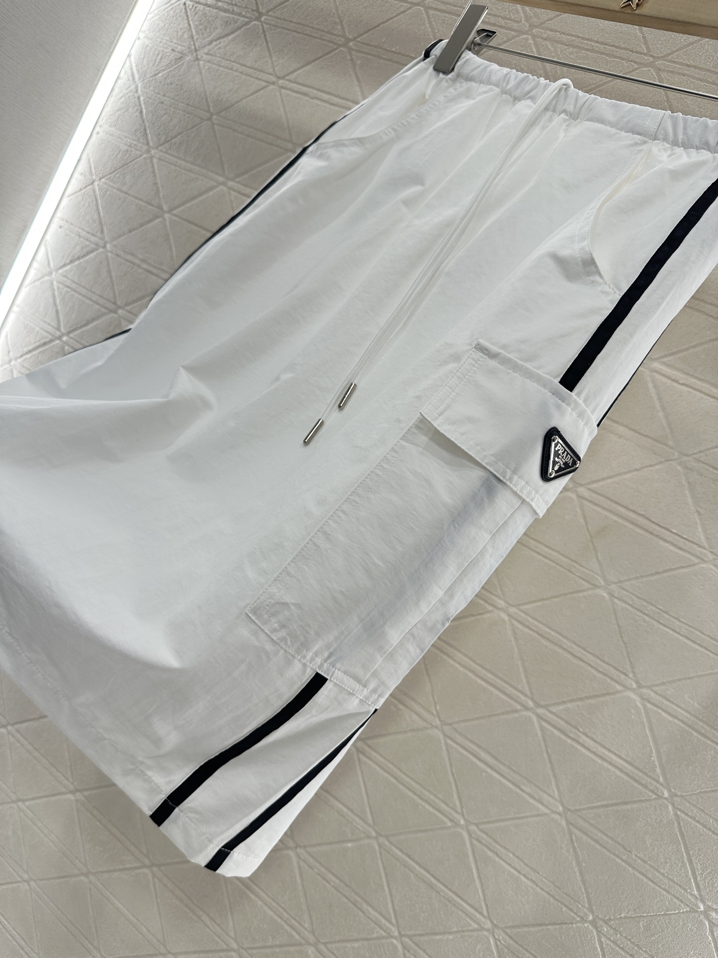♥Prad*♥2025新品上架
    马甲上衣半裙套装
定制YB防风防水尼龙材质 透气性更好 夏日穿搭