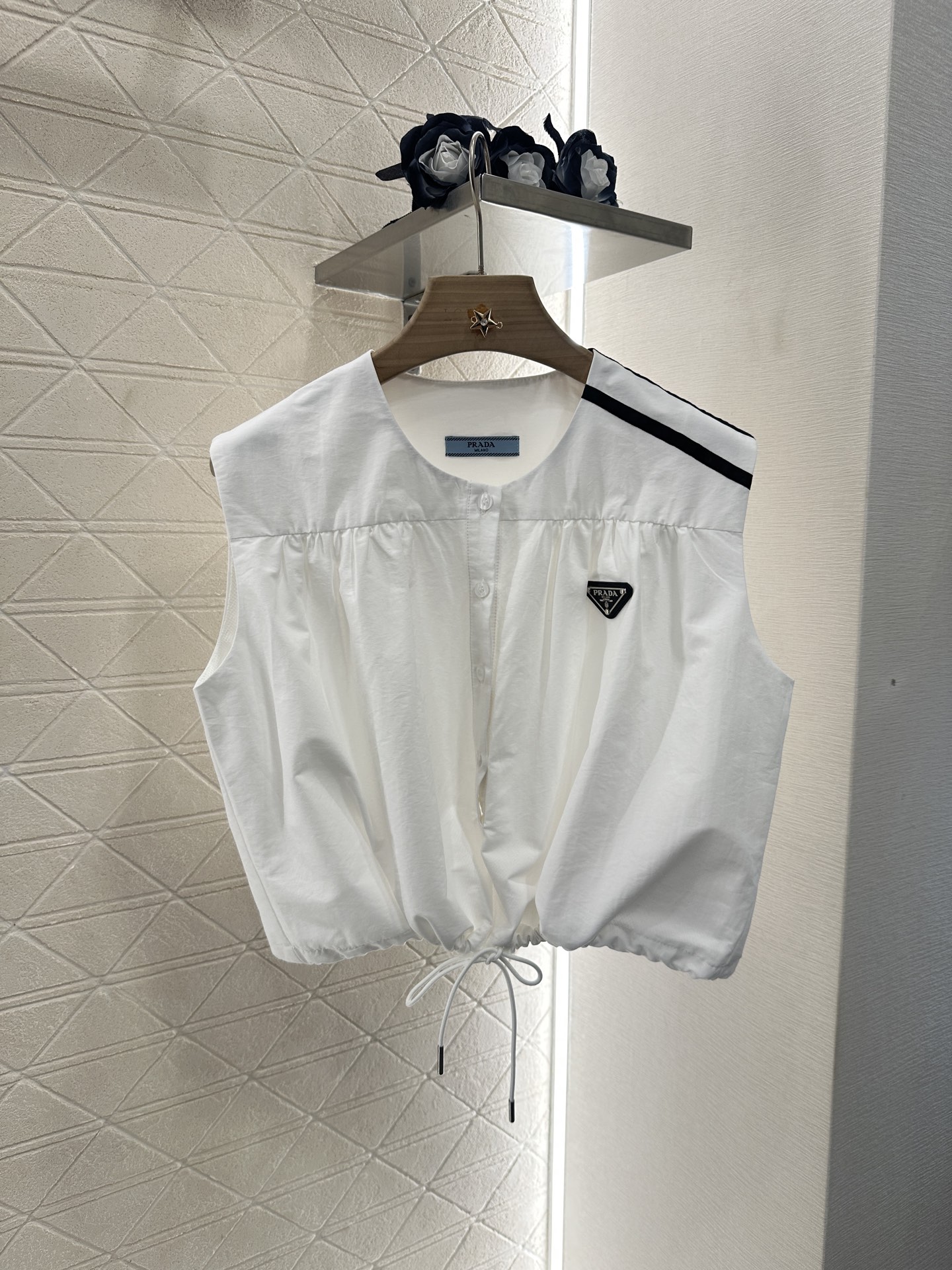 ♥Prad*♥2025新品上架
    马甲上衣半裙套装
定制YB防风防水尼龙材质 透气性更好 夏日穿搭