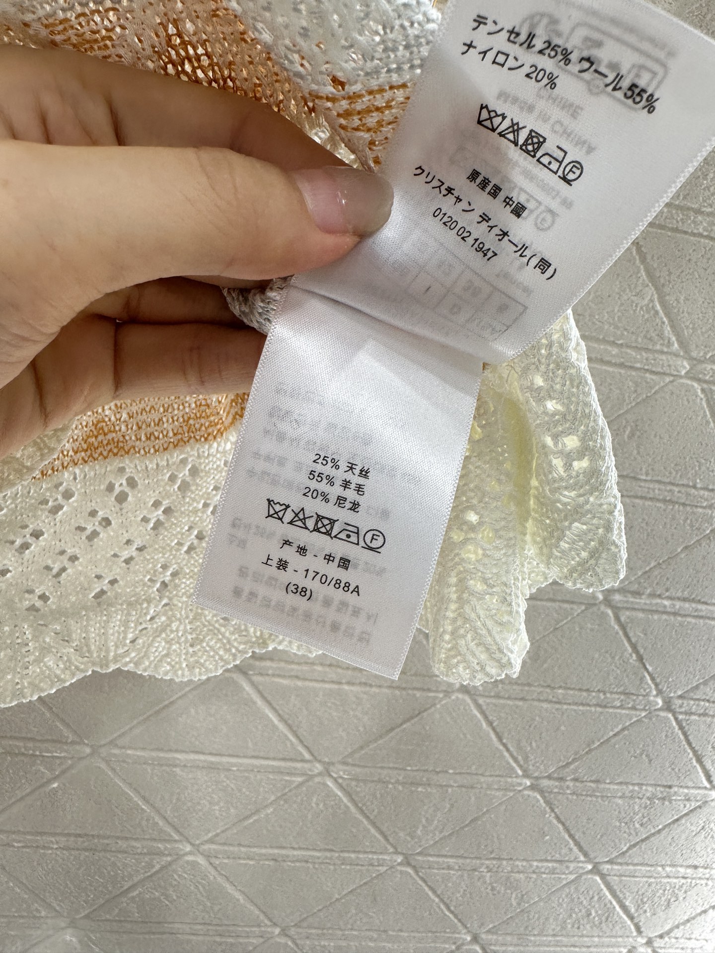 ♥Dio*♥2025新品上架
    圆领刺绣针织上衣
定制YB丝毛纱线织造 透气舒适 质感十足 宽松落