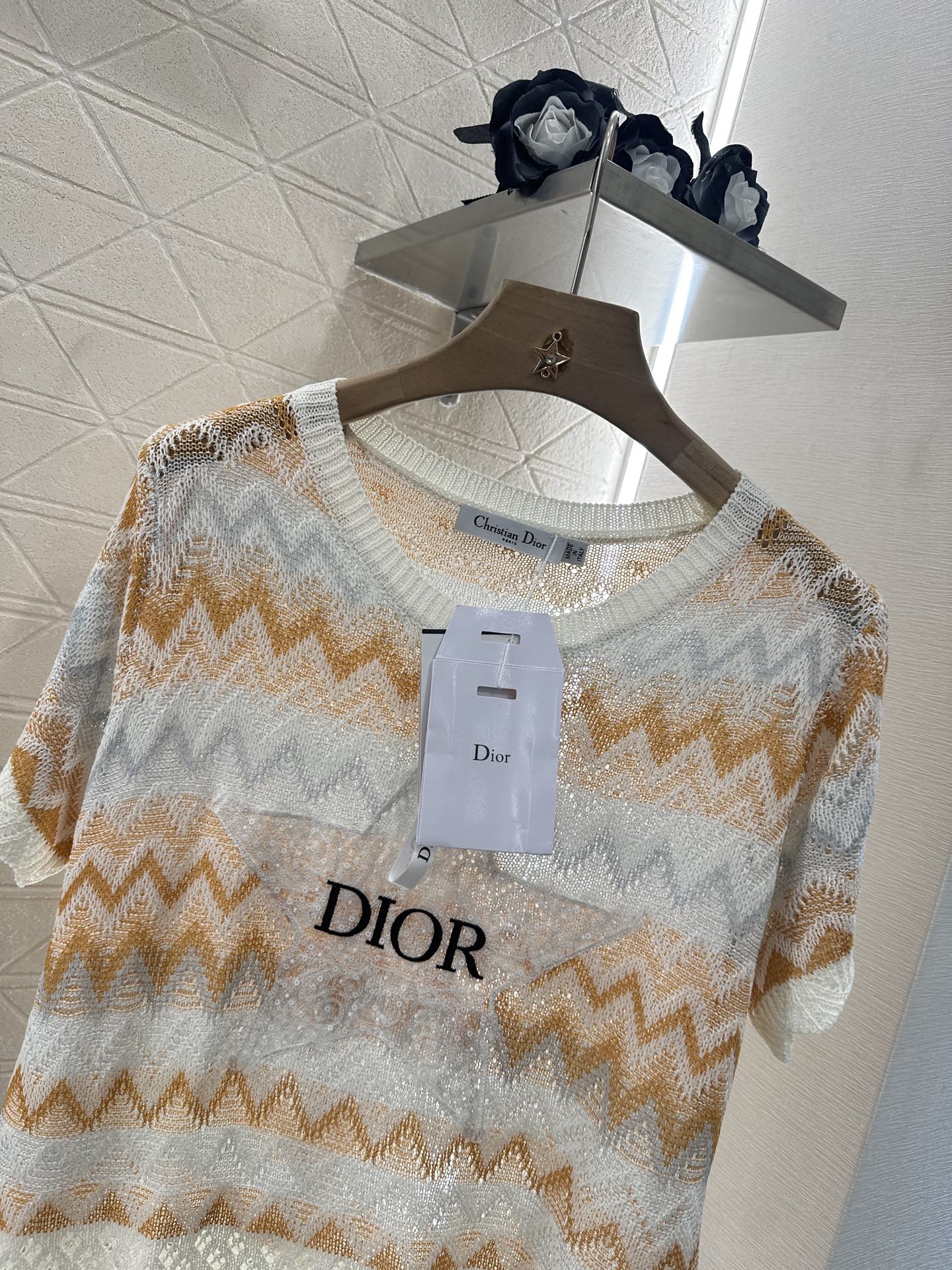 ♥Dio*♥2025新品上架
    圆领刺绣针织上衣
定制YB丝毛纱线织造 透气舒适 质感十足 宽松落