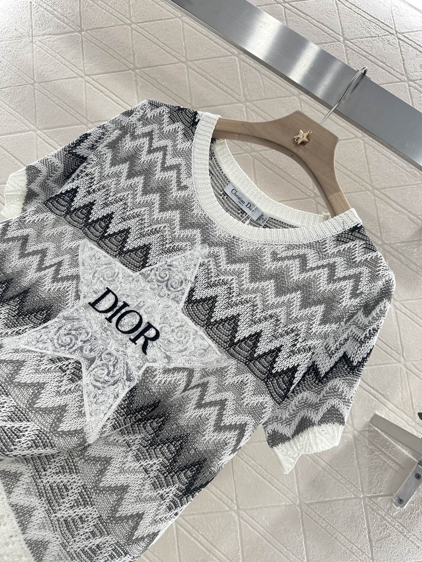 ♥Dio*♥2025新品上架
    圆领刺绣针织上衣
定制YB丝毛纱线织造 透气舒适 质感十足 宽松落