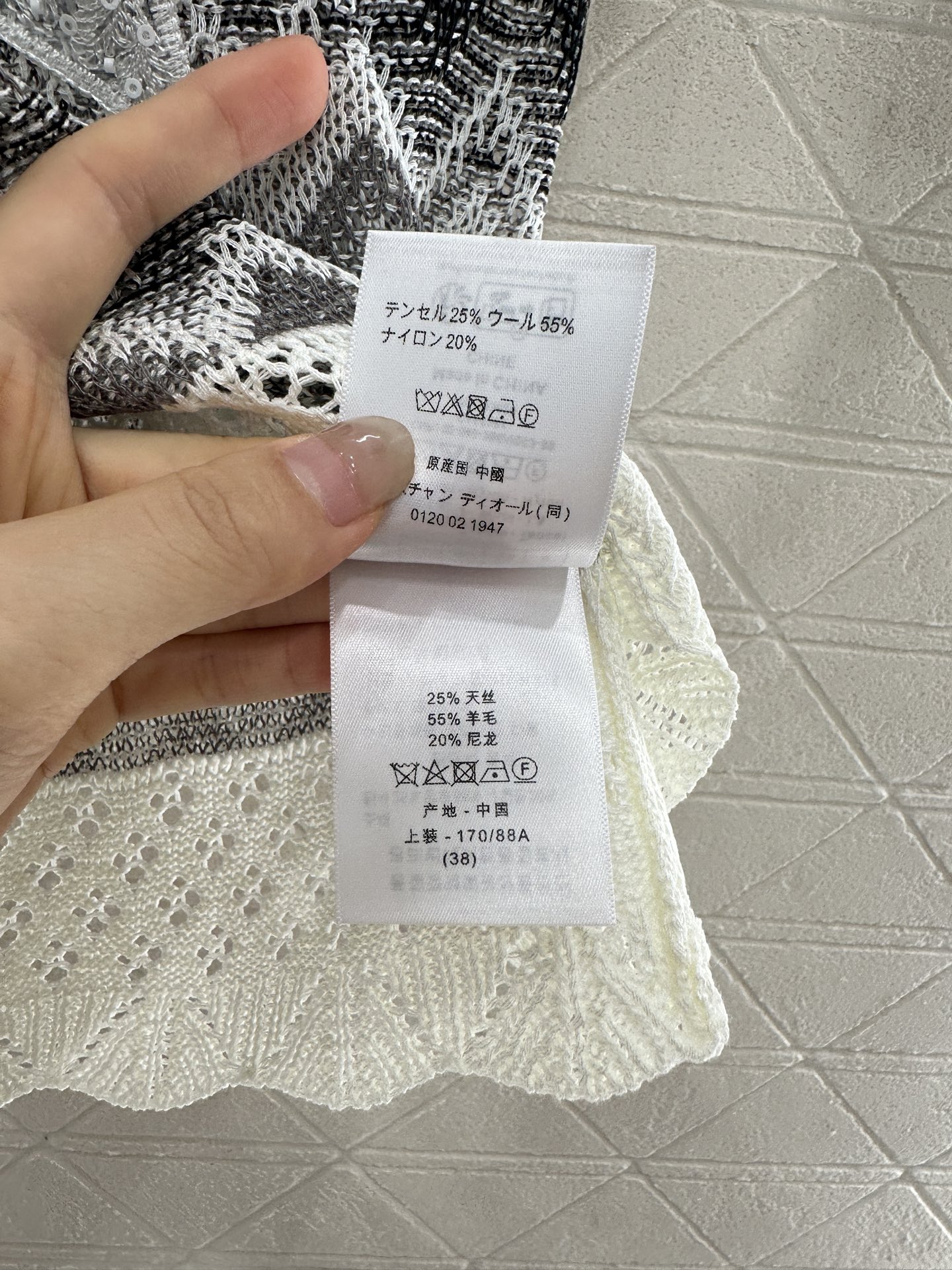 ♥Dio*♥2025新品上架
    圆领刺绣针织上衣
定制YB丝毛纱线织造 透气舒适 质感十足 宽松落