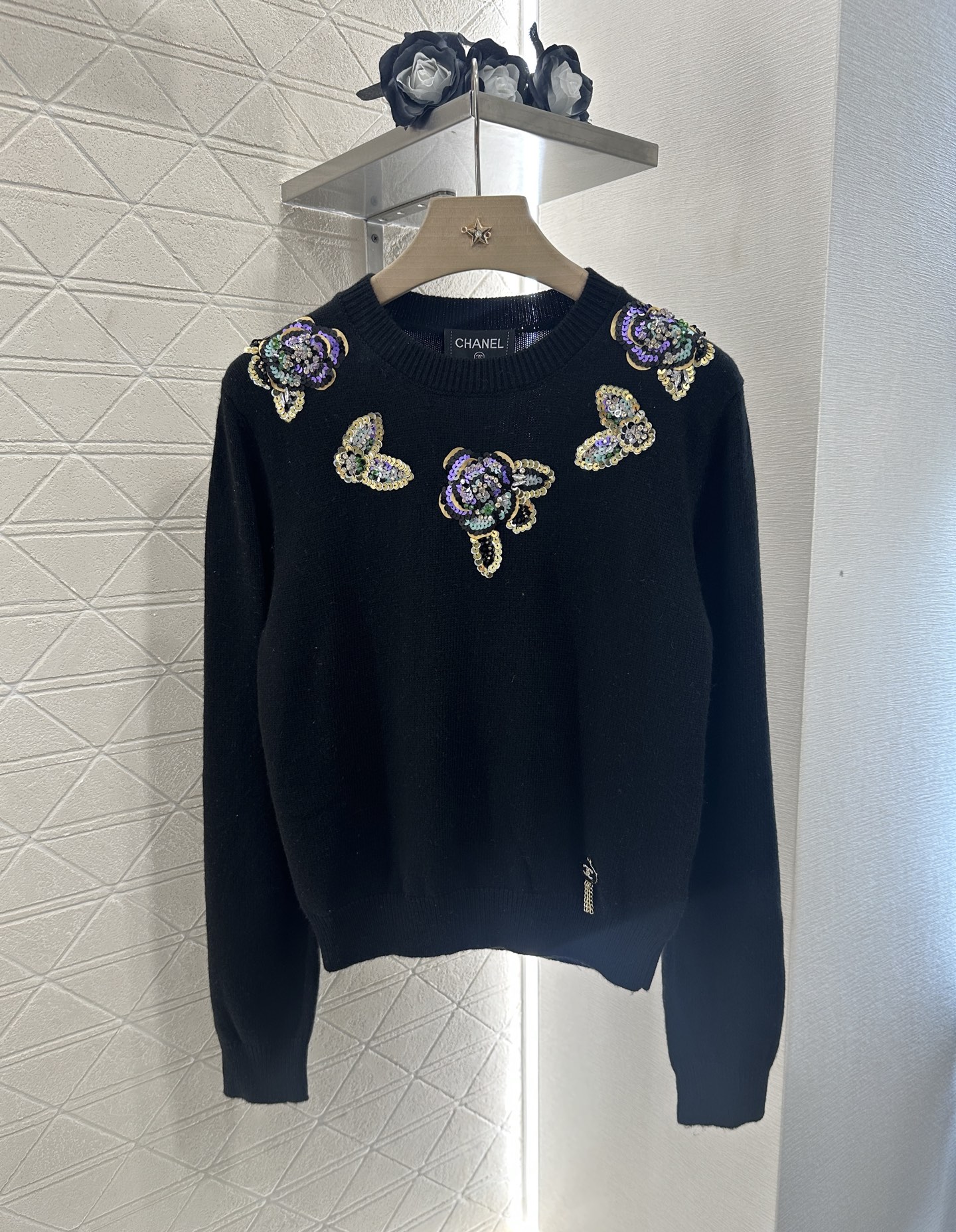 ♥Chane*♥2025新品上架
     山茶花亮片套头毛衣
定制YB羊绒针织材质 舒适有型 质感十足