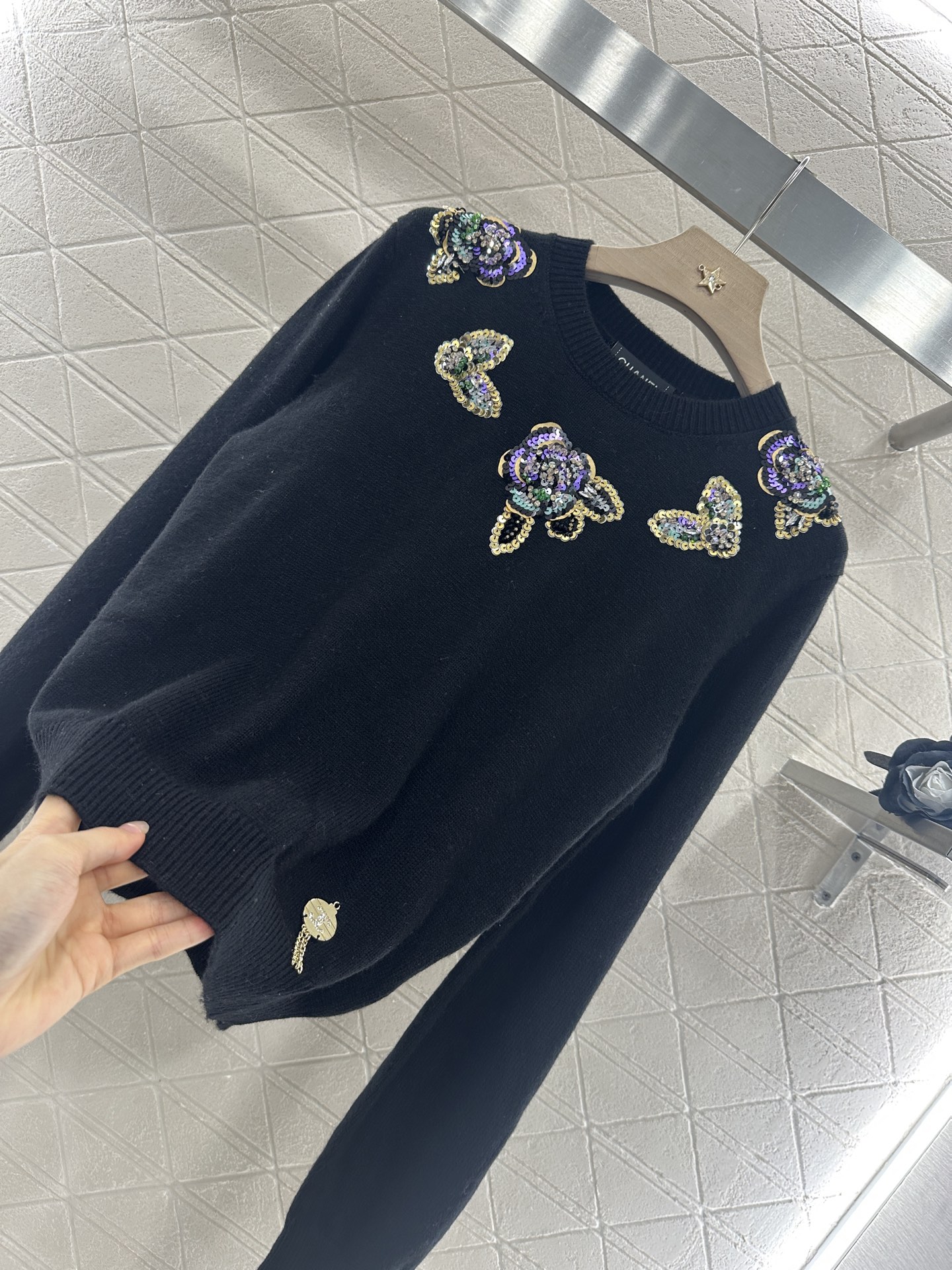 ♥Chane*♥2025新品上架
     山茶花亮片套头毛衣
定制YB羊绒针织材质 舒适有型 质感十足