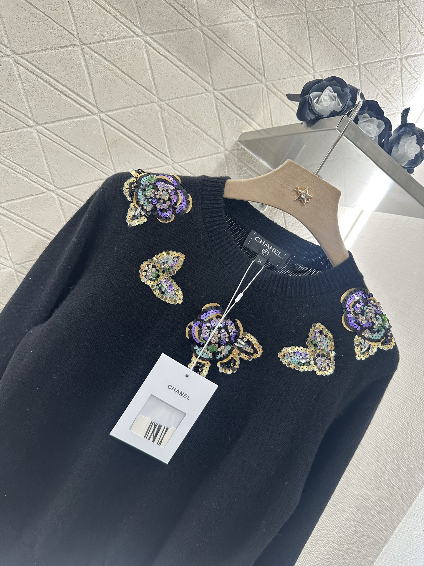 ♥Chane*♥2025新品上架
     山茶花亮片套头毛衣
定制YB羊绒针织材质 舒适有型 质感十足