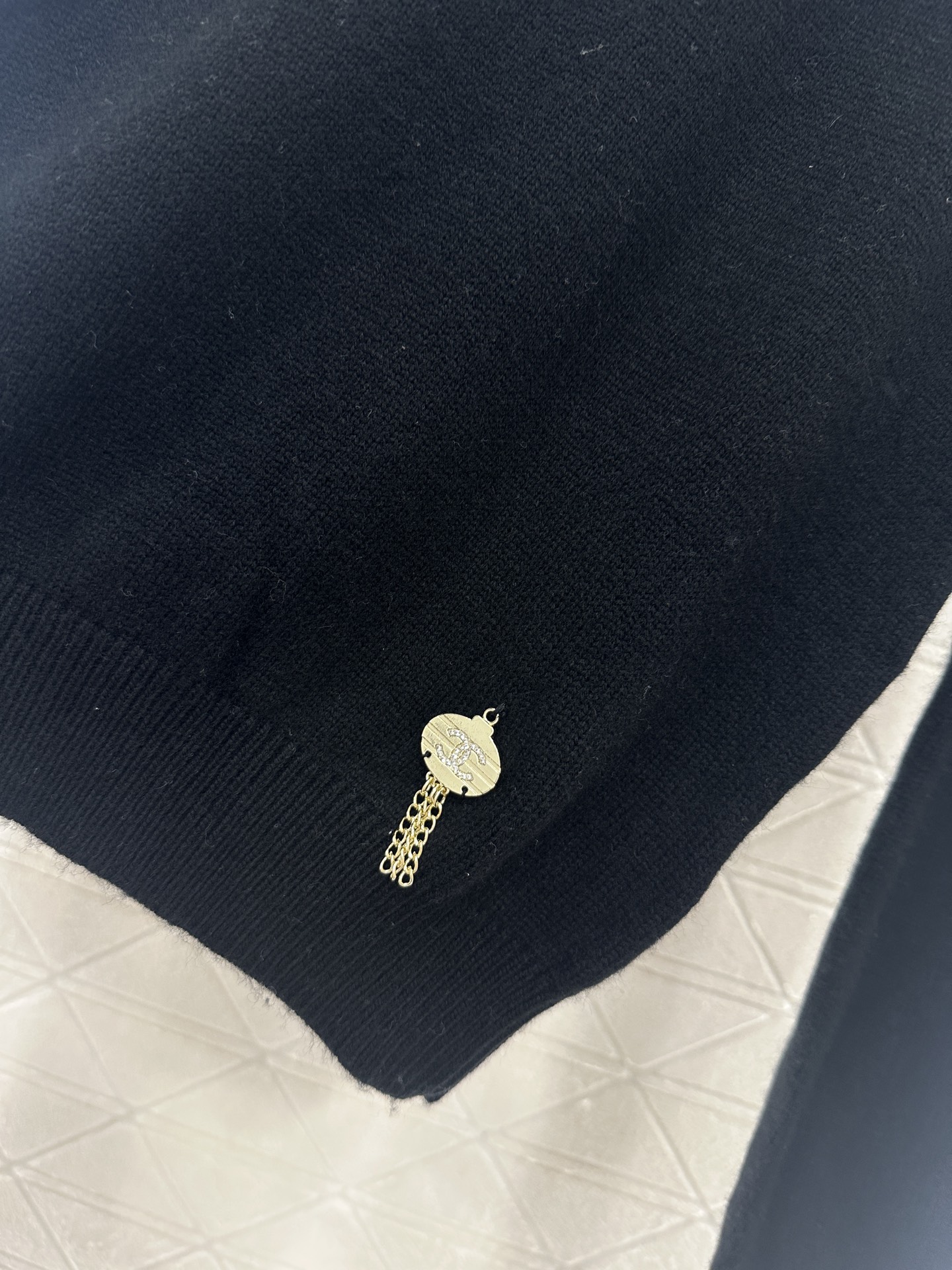 ♥Chane*♥2025新品上架
     山茶花亮片套头毛衣
定制YB羊绒针织材质 舒适有型 质感十足