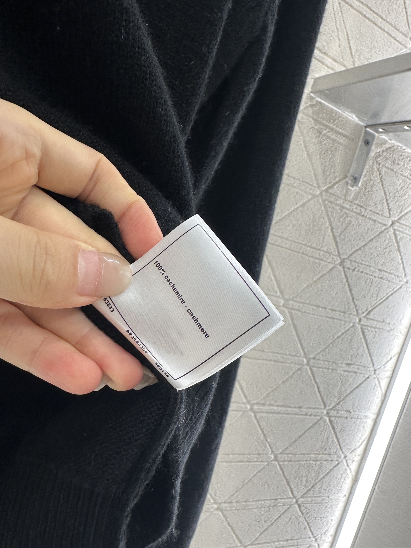 ♥Chane*♥2025新品上架
     山茶花亮片套头毛衣
定制YB羊绒针织材质 舒适有型 质感十足