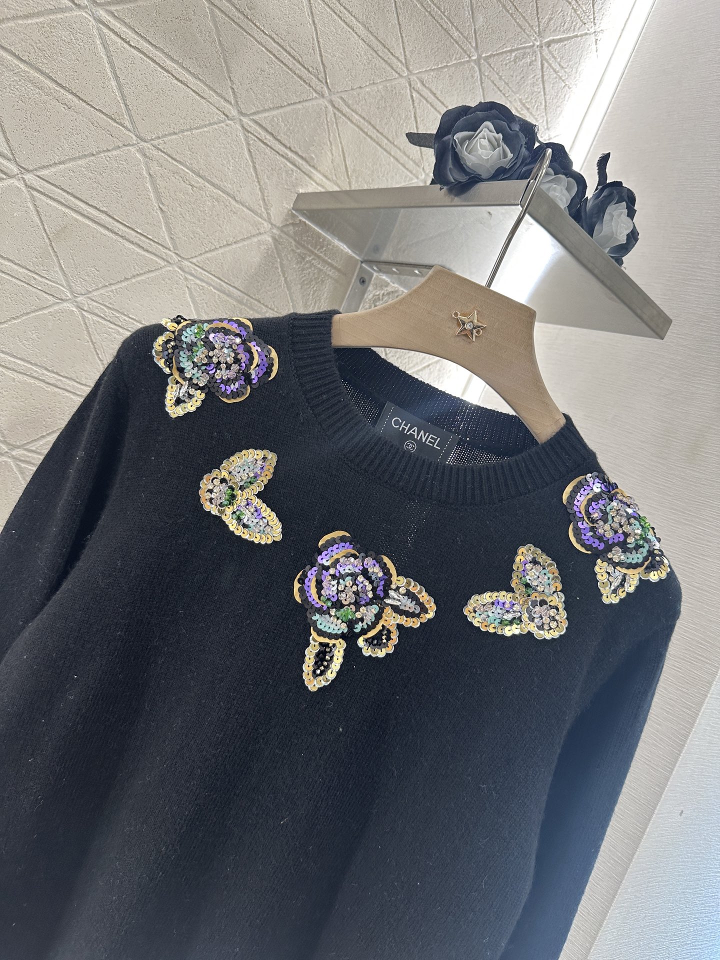 ♥Chane*♥2025新品上架
     山茶花亮片套头毛衣
定制YB羊绒针织材质 舒适有型 质感十足