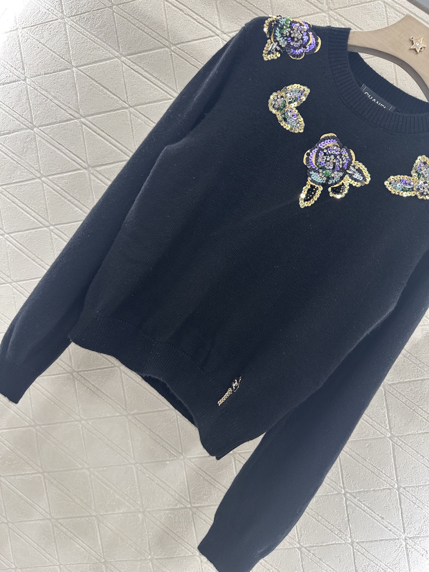 ♥Chane*♥2025新品上架
     山茶花亮片套头毛衣
定制YB羊绒针织材质 舒适有型 质感十足