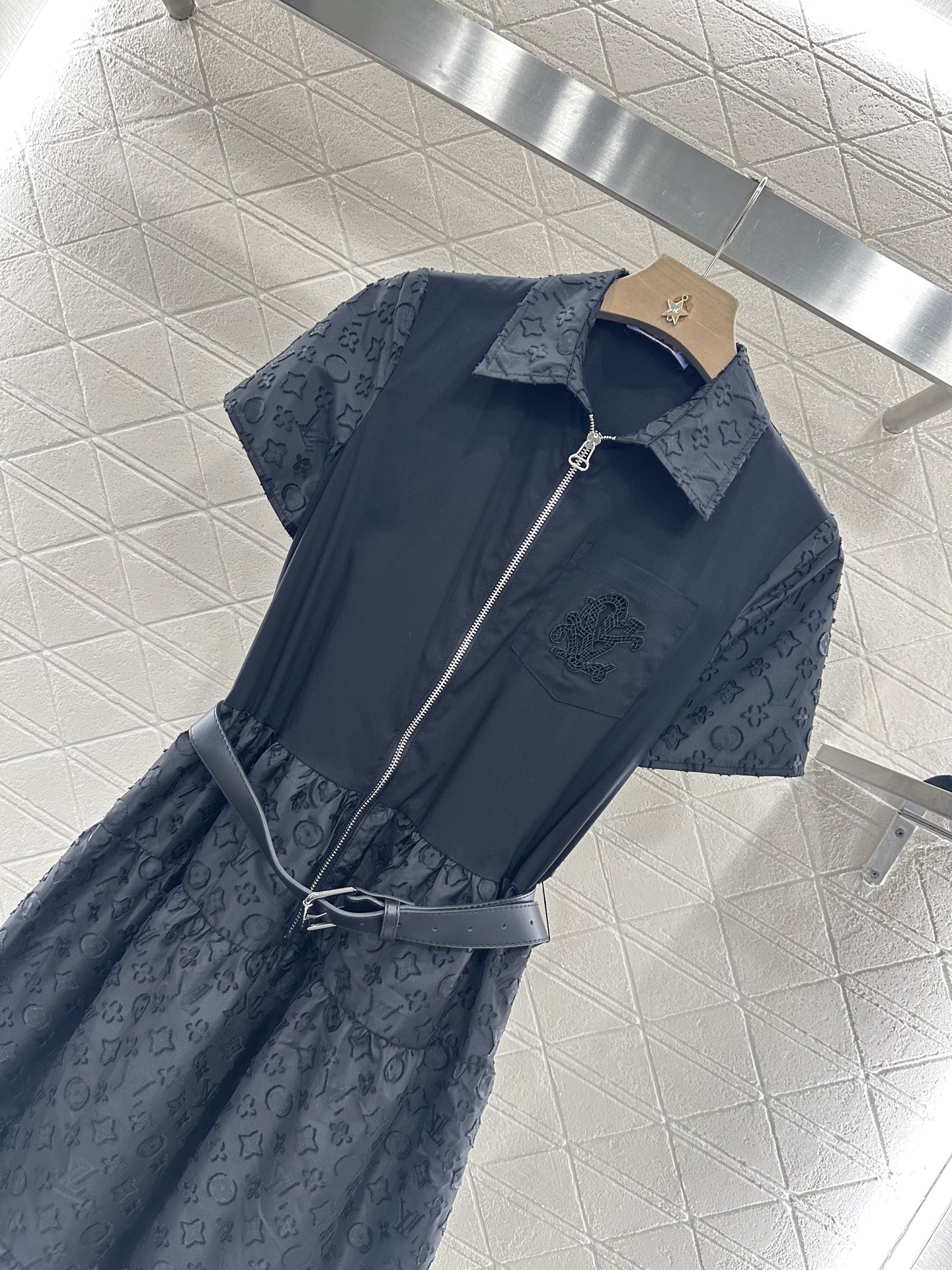 ♥Louis Vuitto*♥2025新品上架
      提花腰带短袖连衣裙
定制YB进口提花全棉材质