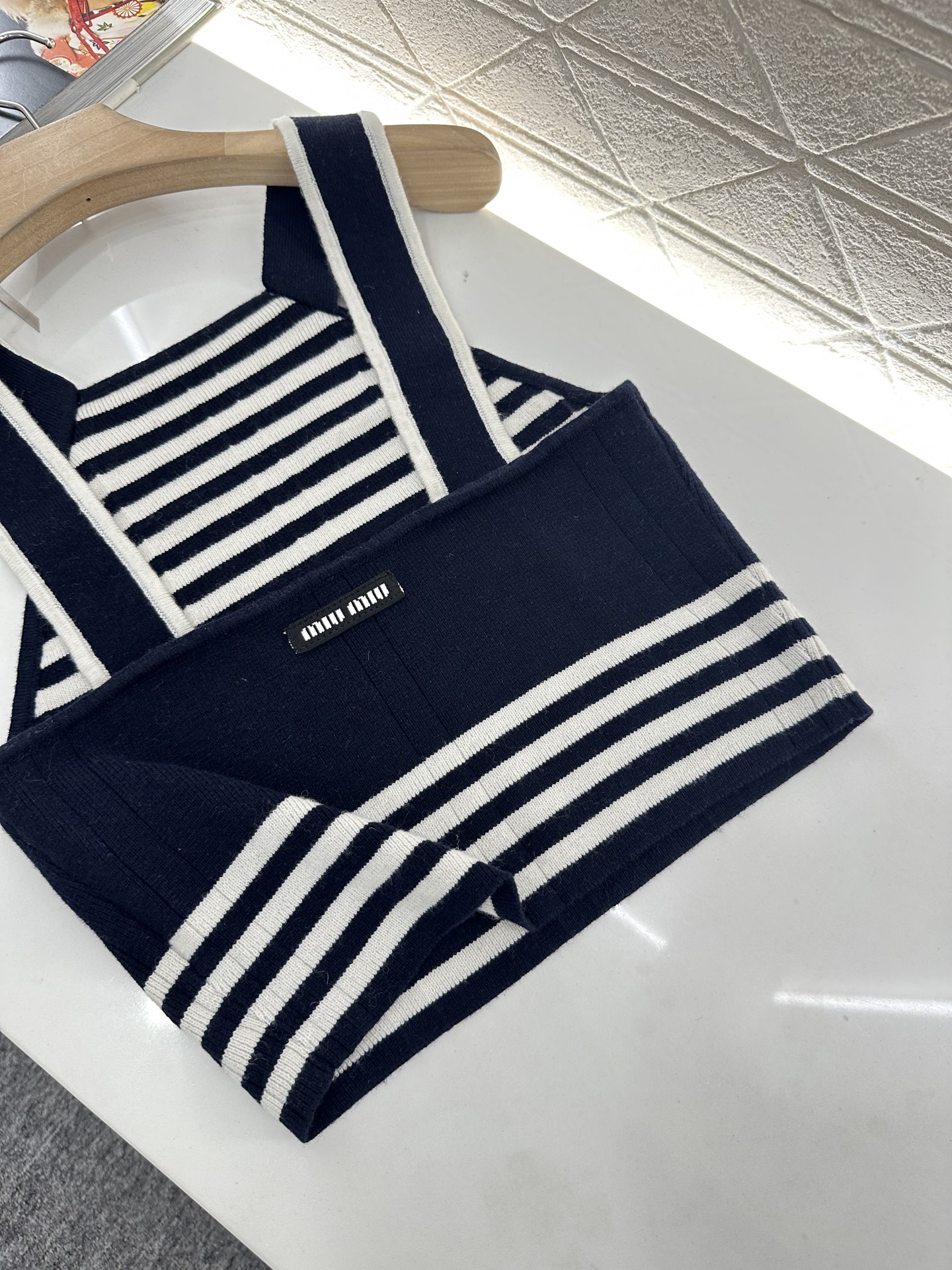 ♥Miumi*♥2025新品上架
     条纹针织背心
定制YB羊毛纱线织造 质感舒适 弹力十足 针织