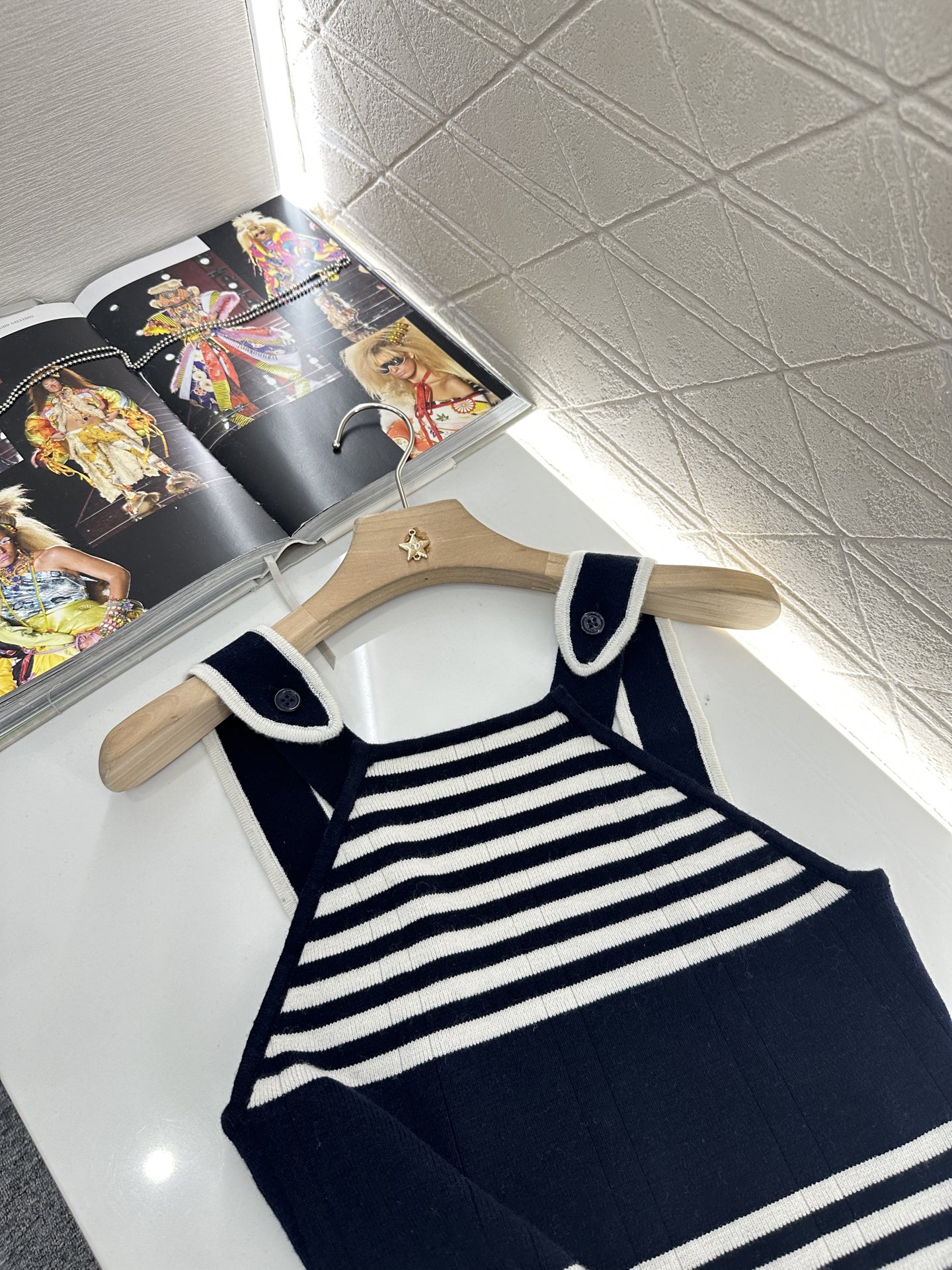 ♥Miumi*♥2025新品上架
     条纹针织背心
定制YB羊毛纱线织造 质感舒适 弹力十足 针织