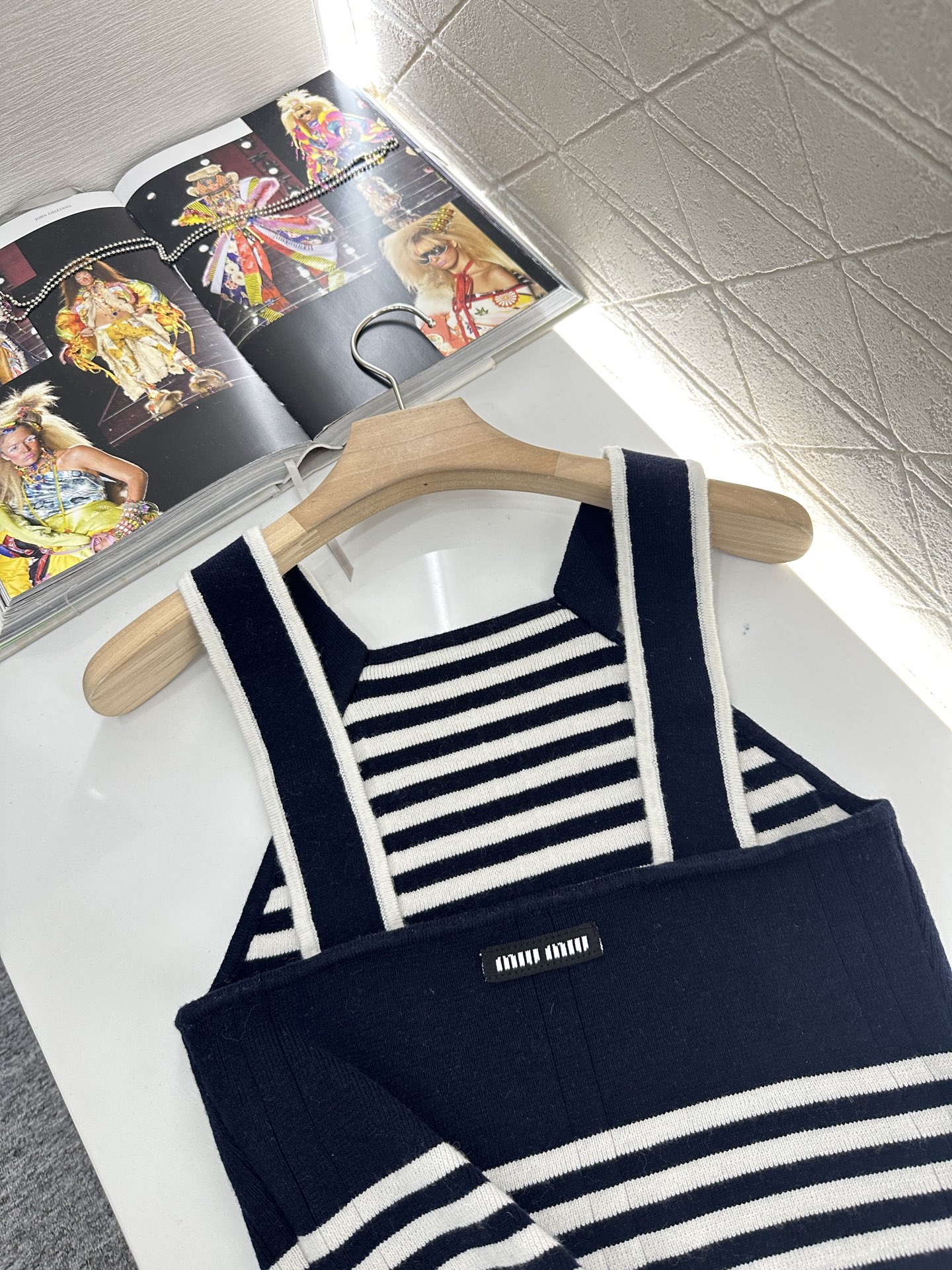 ♥Miumi*♥2025新品上架
     条纹针织背心
定制YB羊毛纱线织造 质感舒适 弹力十足 针织