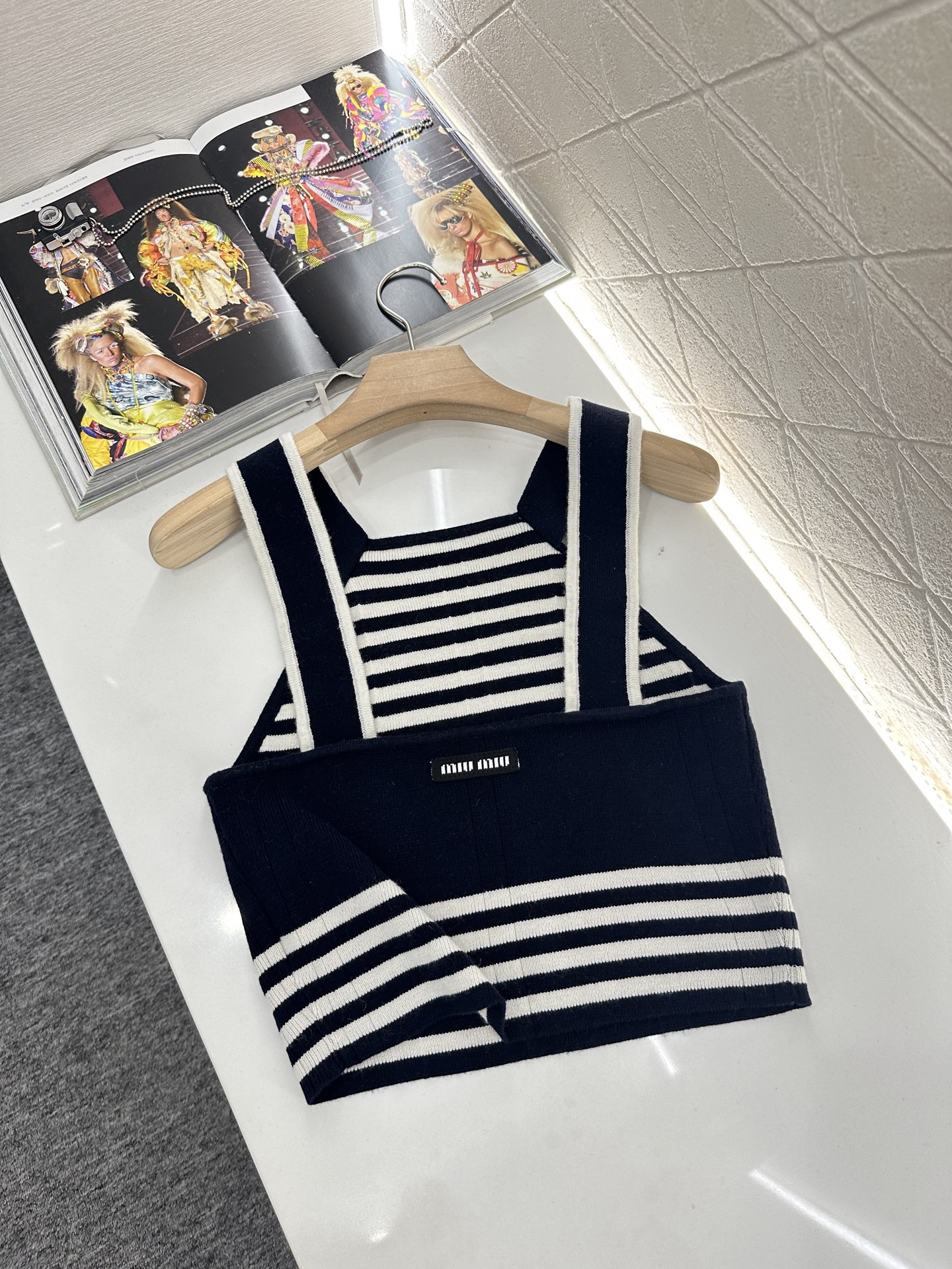 ♥Miumi*♥2025新品上架
     条纹针织背心
定制YB羊毛纱线织造 质感舒适 弹力十足 针织