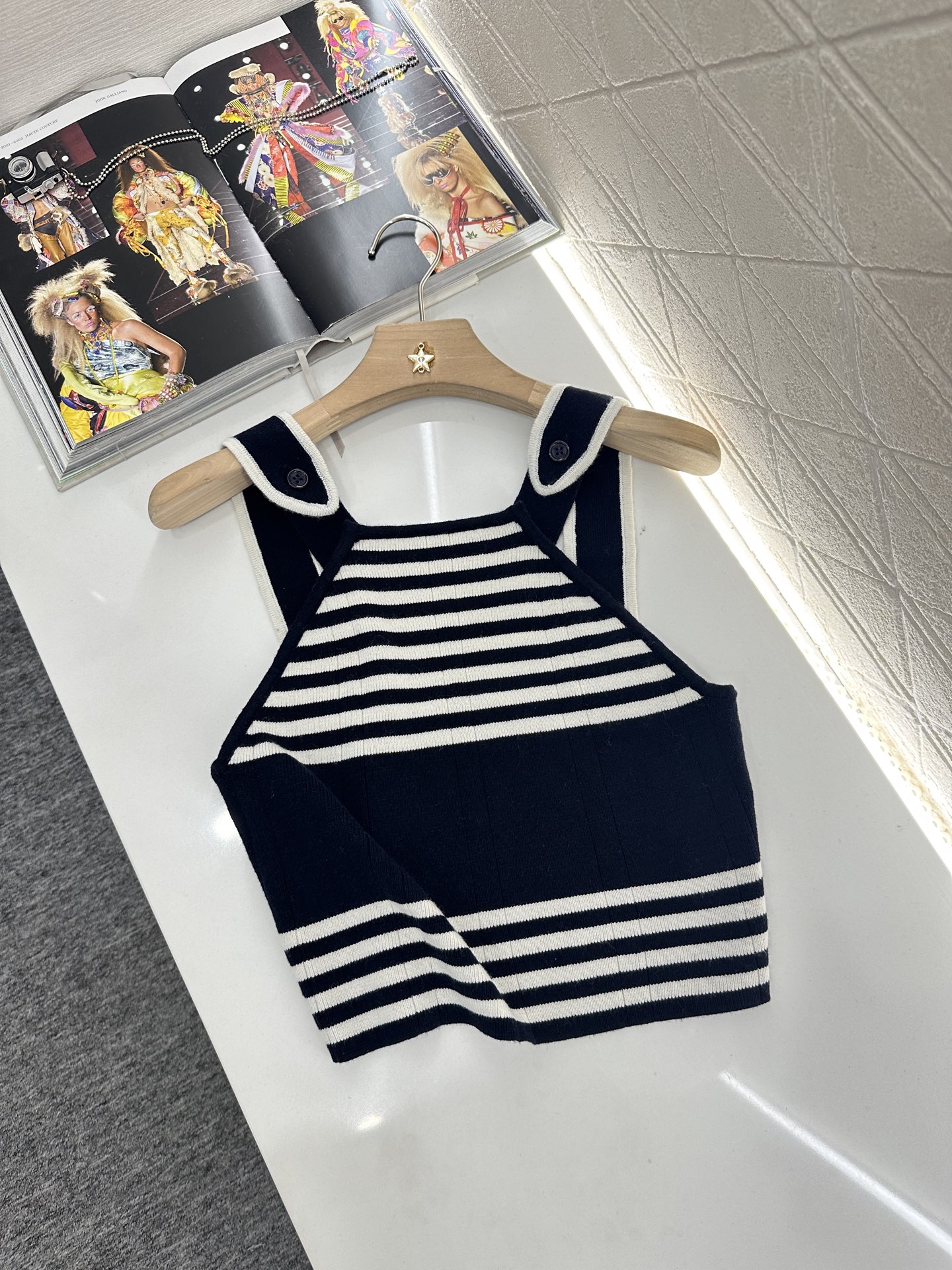 ♥Miumi*♥2025新品上架
     条纹针织背心
定制YB羊毛纱线织造 质感舒适 弹力十足 针织