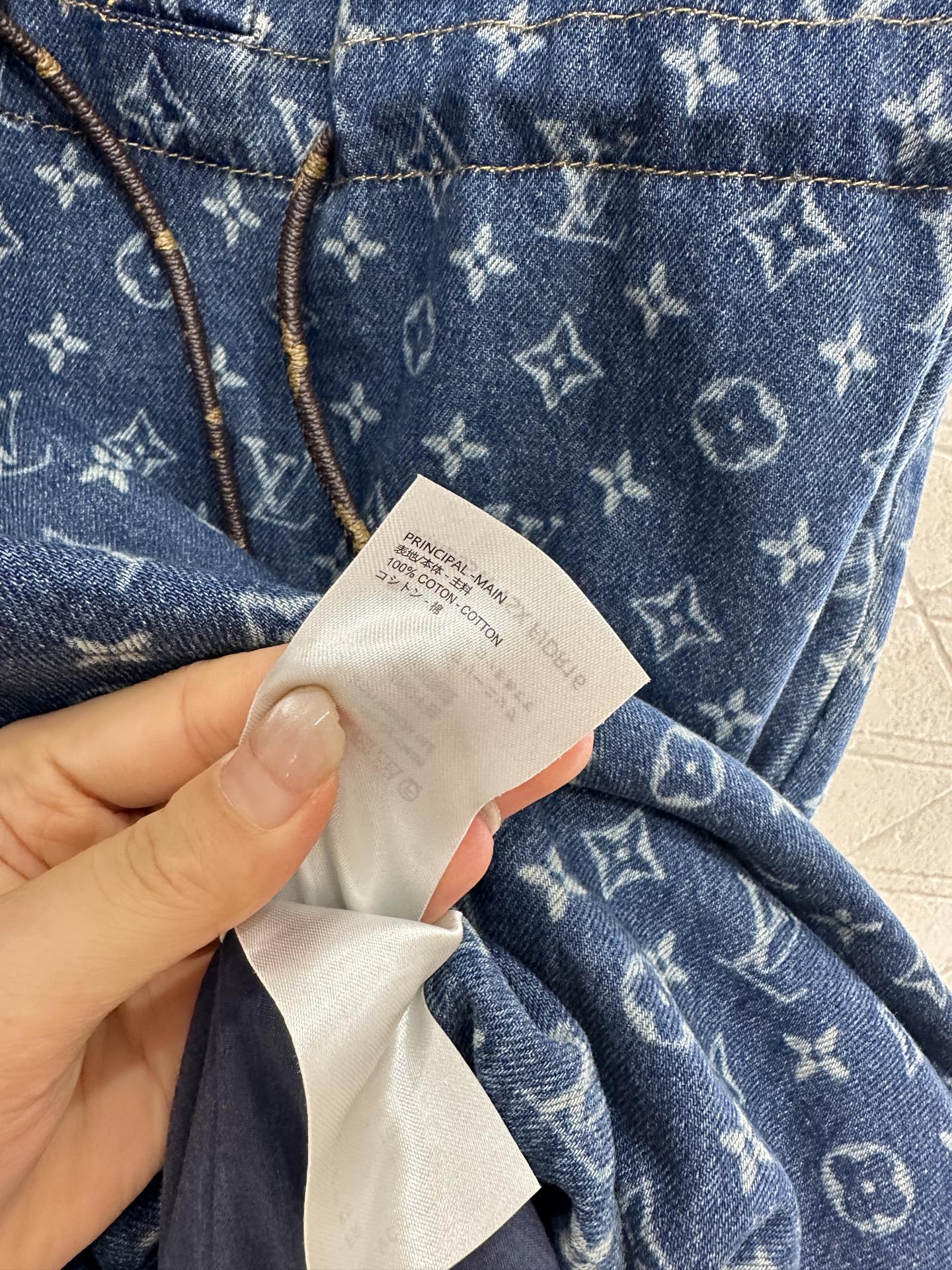 ♥Louis Vuitto*♥2025新品上架
     激光抽绳花苞连衣裙
定制YB斜纹棉牛仔材质 质