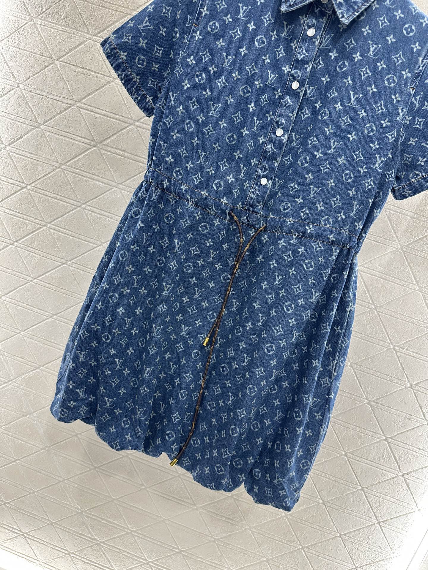 ♥Louis Vuitto*♥2025新品上架
     激光抽绳花苞连衣裙
定制YB斜纹棉牛仔材质 质