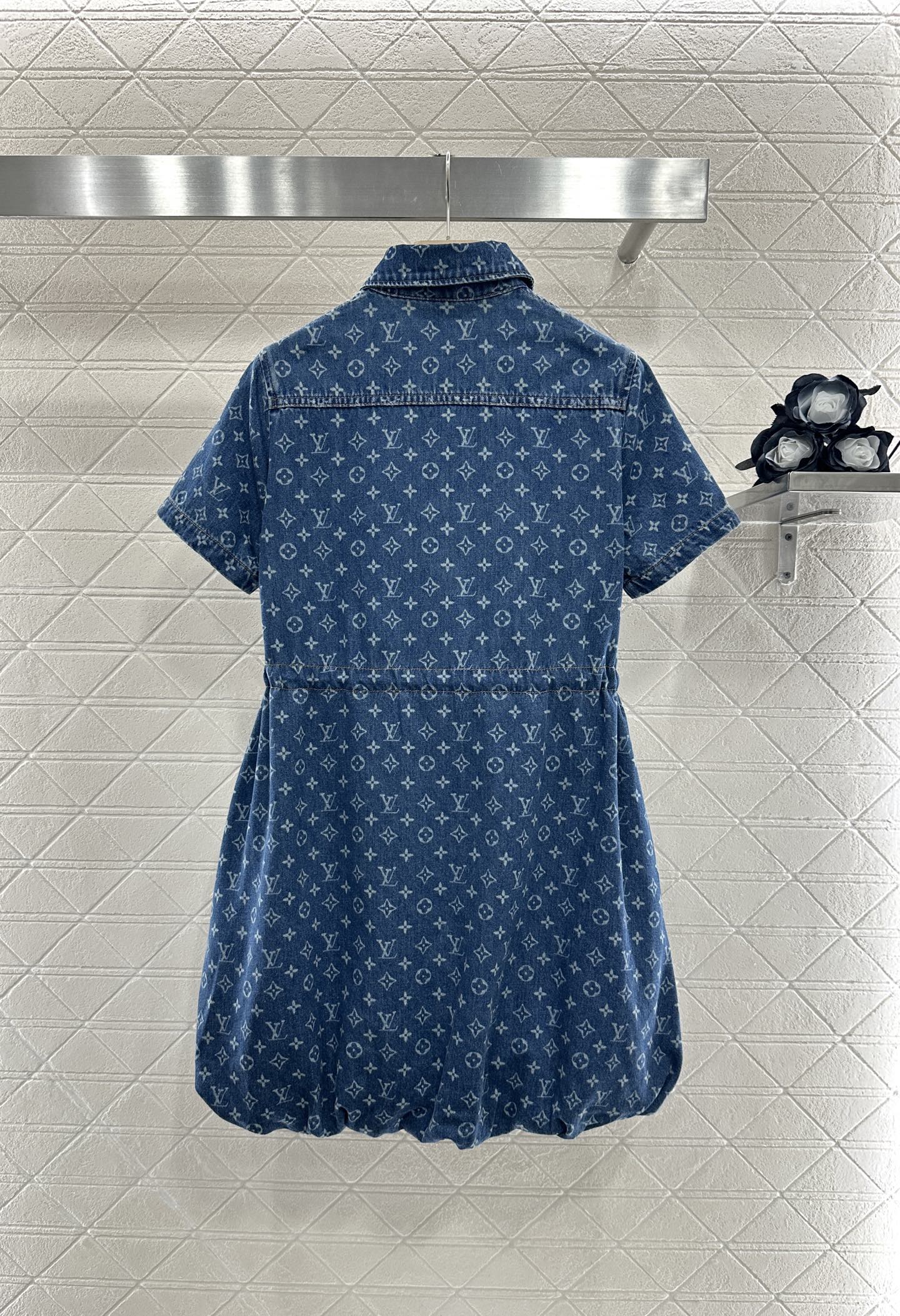 ♥Louis Vuitto*♥2025新品上架
     激光抽绳花苞连衣裙
定制YB斜纹棉牛仔材质 质