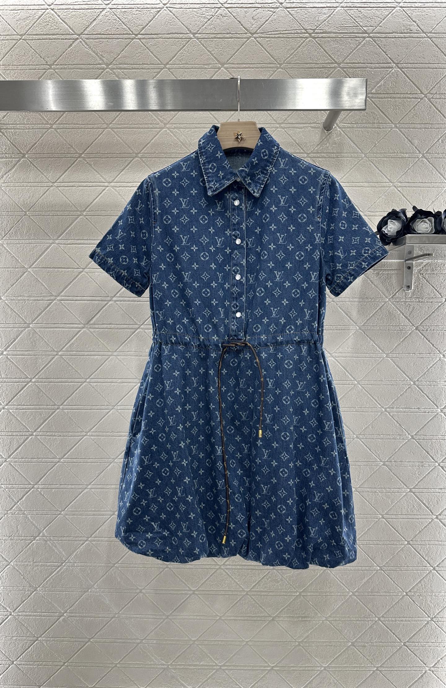 ♥Louis Vuitto*♥2025新品上架
     激光抽绳花苞连衣裙
定制YB斜纹棉牛仔材质 质