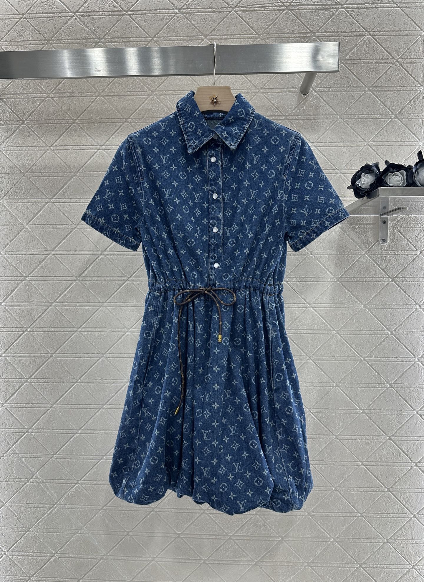 ♥Louis Vuitto*♥2025新品上架
     激光抽绳花苞连衣裙
定制YB斜纹棉牛仔材质 质