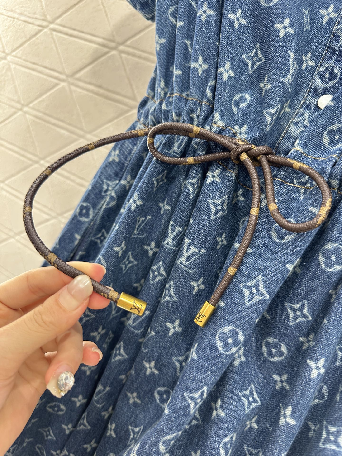 ♥Louis Vuitto*♥2025新品上架
     激光抽绳花苞连衣裙
定制YB斜纹棉牛仔材质 质