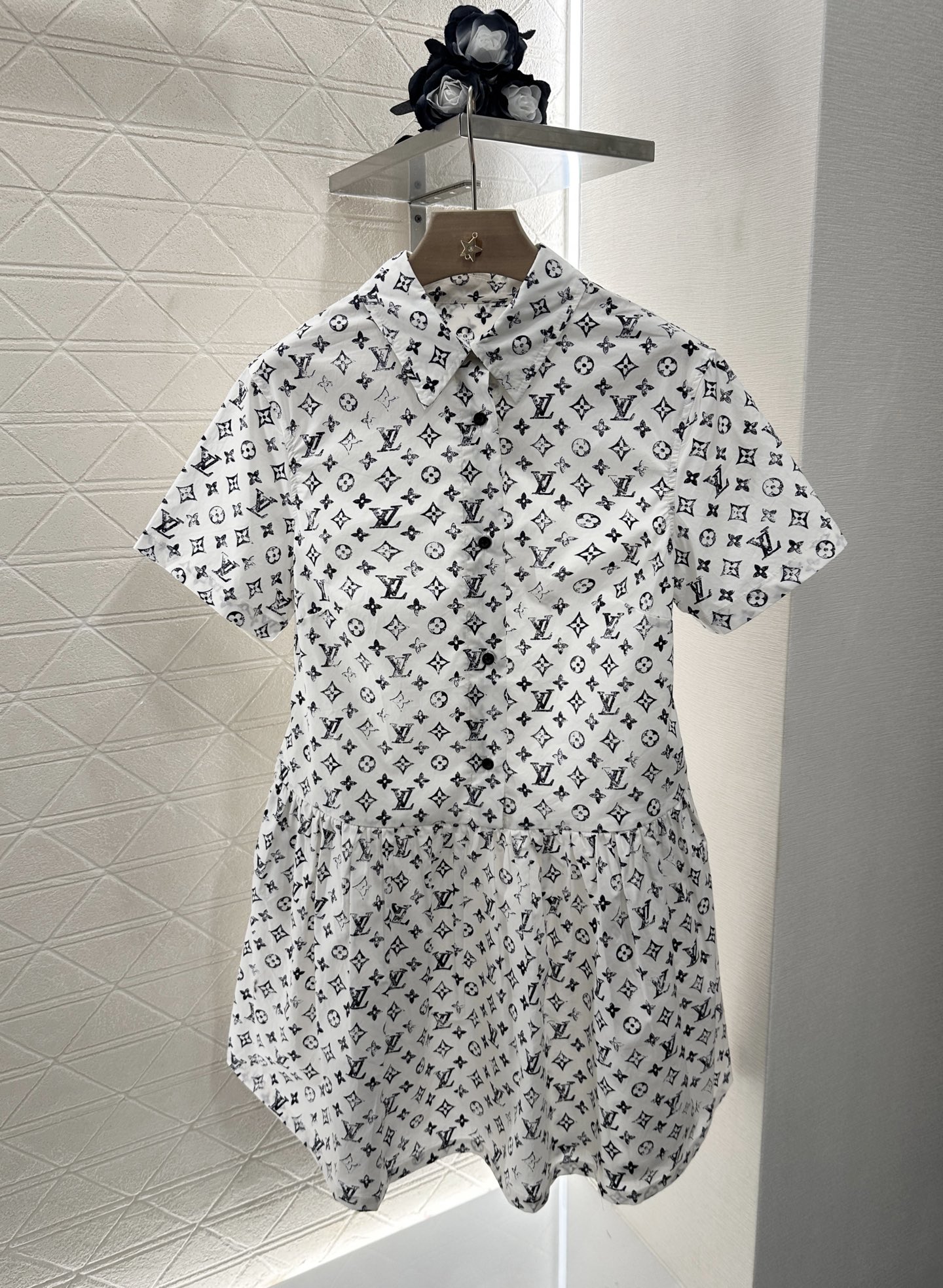 ♥Louis Vuitto*♥2025新品上架
      印花短袖连衣裙
定制YB斜纹全棉材质 质感舒