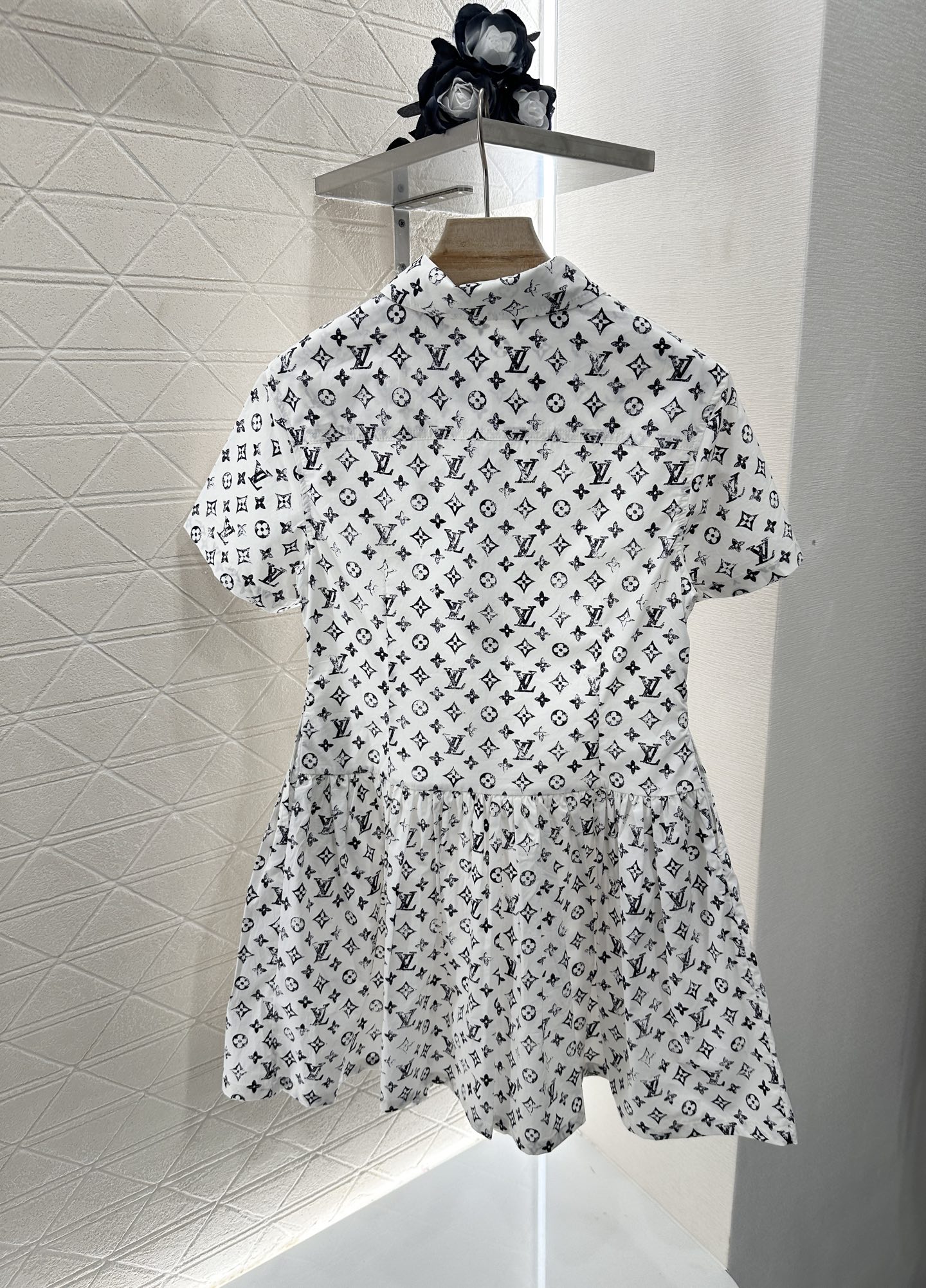 ♥Louis Vuitto*♥2025新品上架
      印花短袖连衣裙
定制YB斜纹全棉材质 质感舒