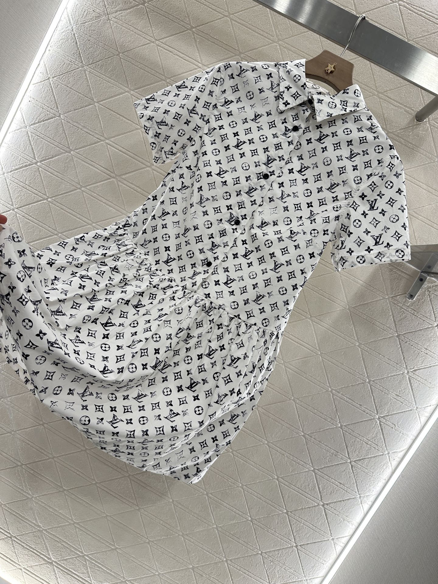 ♥Louis Vuitto*♥2025新品上架
      印花短袖连衣裙
定制YB斜纹全棉材质 质感舒