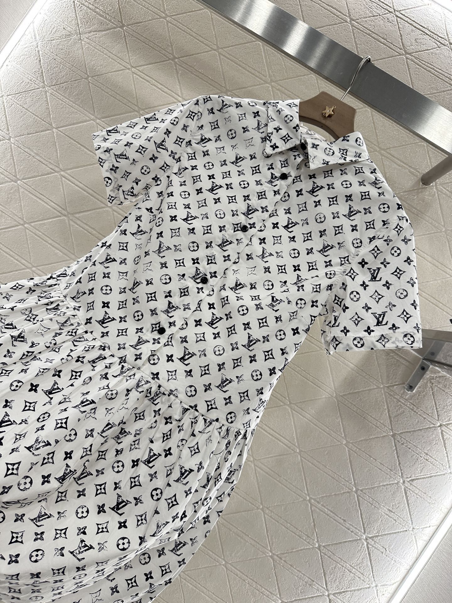 ♥Louis Vuitto*♥2025新品上架
      印花短袖连衣裙
定制YB斜纹全棉材质 质感舒