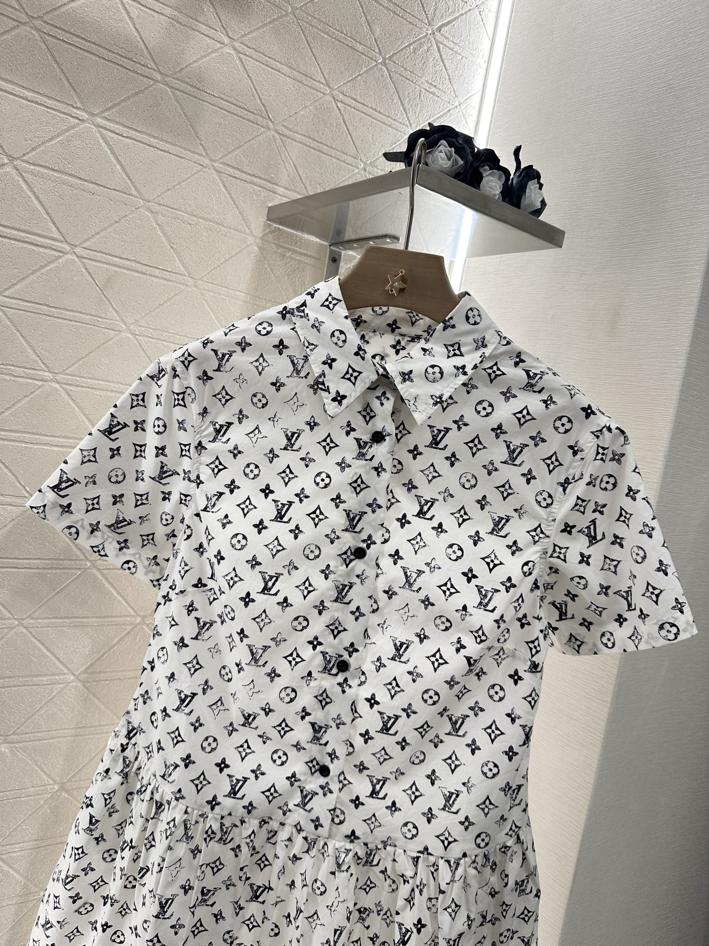 ♥Louis Vuitto*♥2025新品上架
      印花短袖连衣裙
定制YB斜纹全棉材质 质感舒