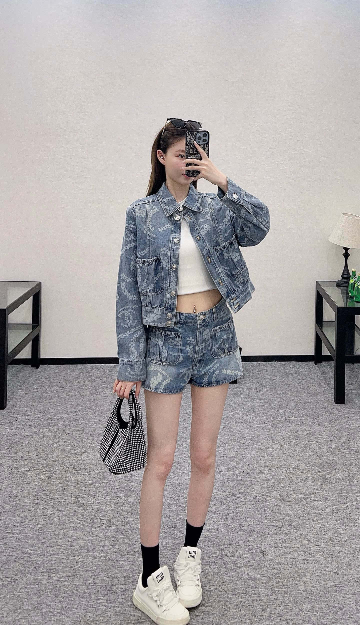 ♥Chane*♥2025新品上架
      激光牛仔短裤
定制YB斜纹棉牛仔材质 多重水洗 呈现出挺括