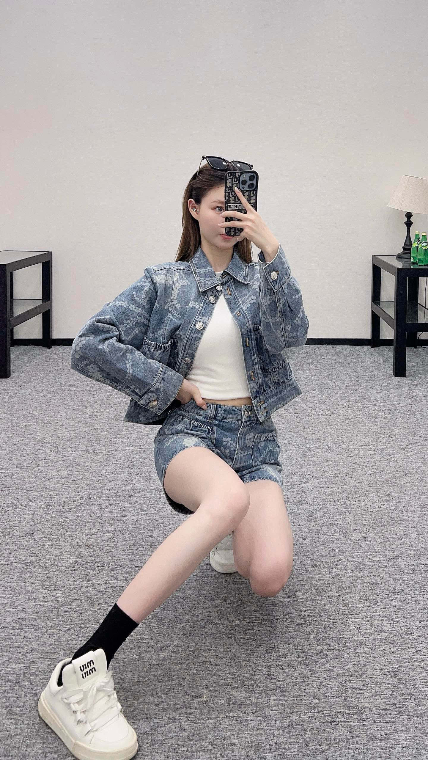 ♥Chane*♥2025新品上架
      激光牛仔短裤
定制YB斜纹棉牛仔材质 多重水洗 呈现出挺括