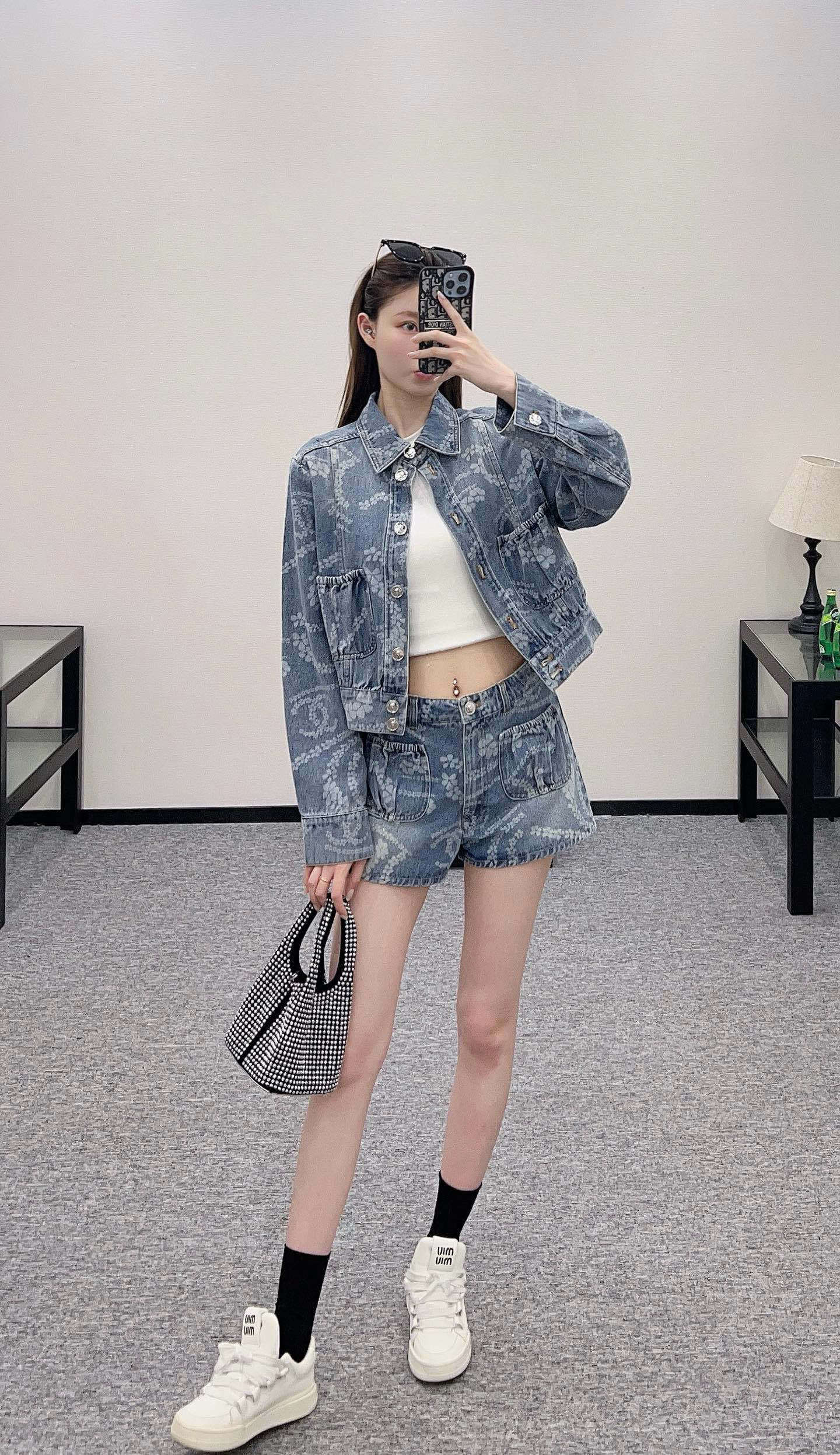 ♥Chane*♥2025新品上架
      激光牛仔短裤
定制YB斜纹棉牛仔材质 多重水洗 呈现出挺括