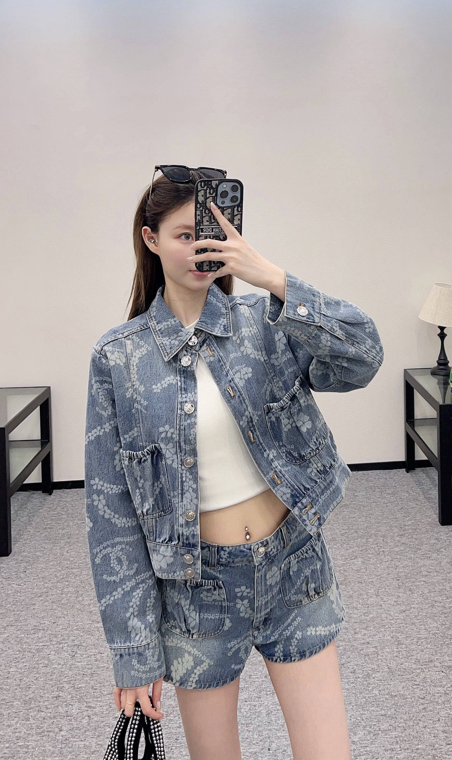 ♥Chane*♥2025新品上架
      激光牛仔短裤
定制YB斜纹棉牛仔材质 多重水洗 呈现出挺括