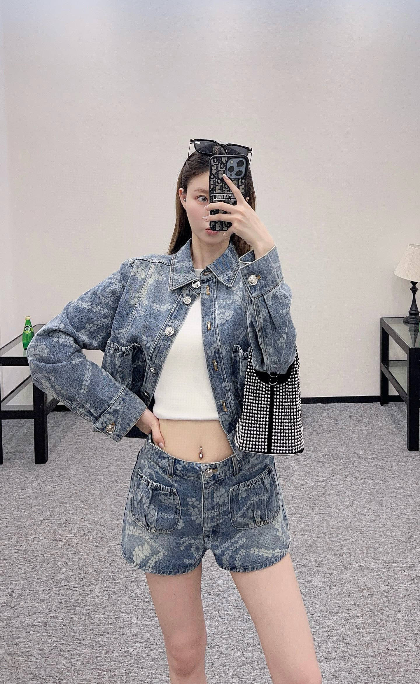 ♥Chane*♥2025新品上架
      激光牛仔短裤
定制YB斜纹棉牛仔材质 多重水洗 呈现出挺括