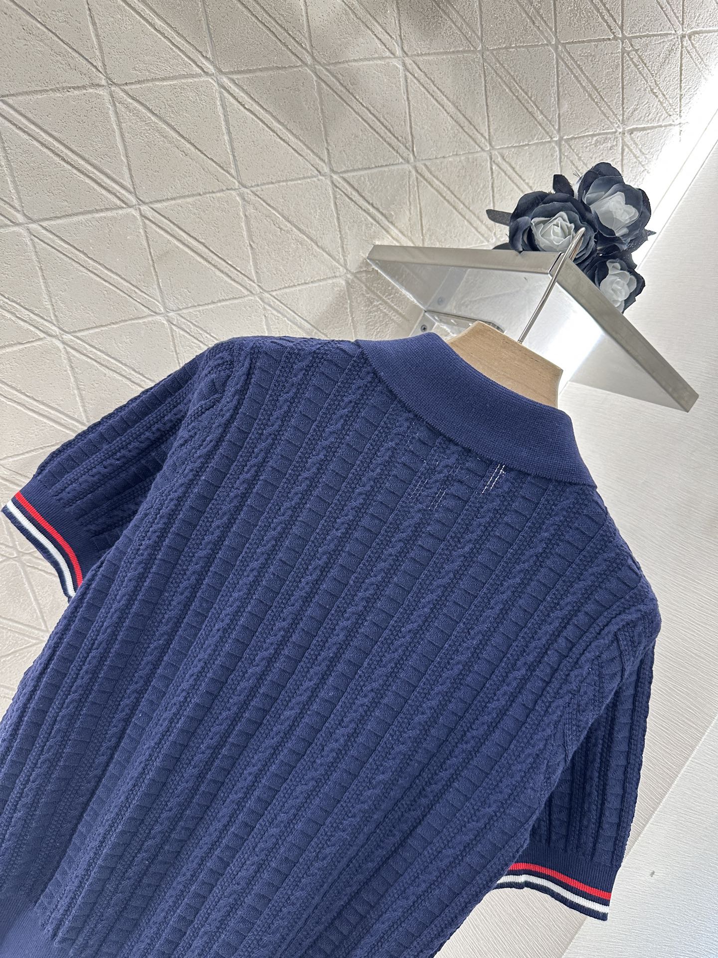 ♥Thom brown*♥2025新品上架
         翻领针织短袖
定制YB羊毛纱线织造 细腻柔
