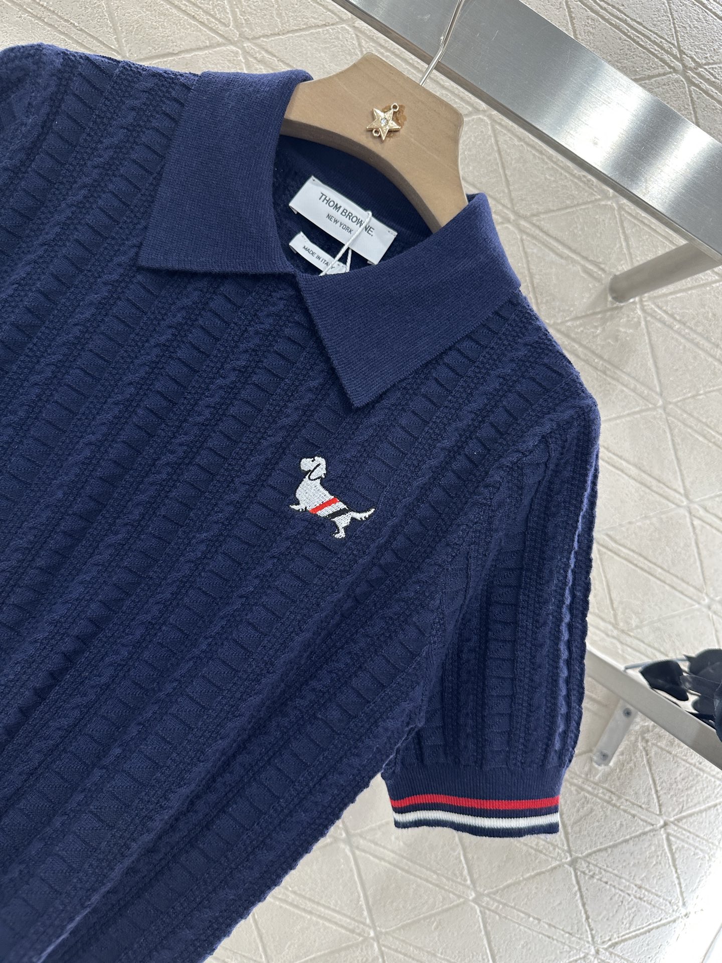 ♥Thom brown*♥2025新品上架
         翻领针织短袖
定制YB羊毛纱线织造 细腻柔