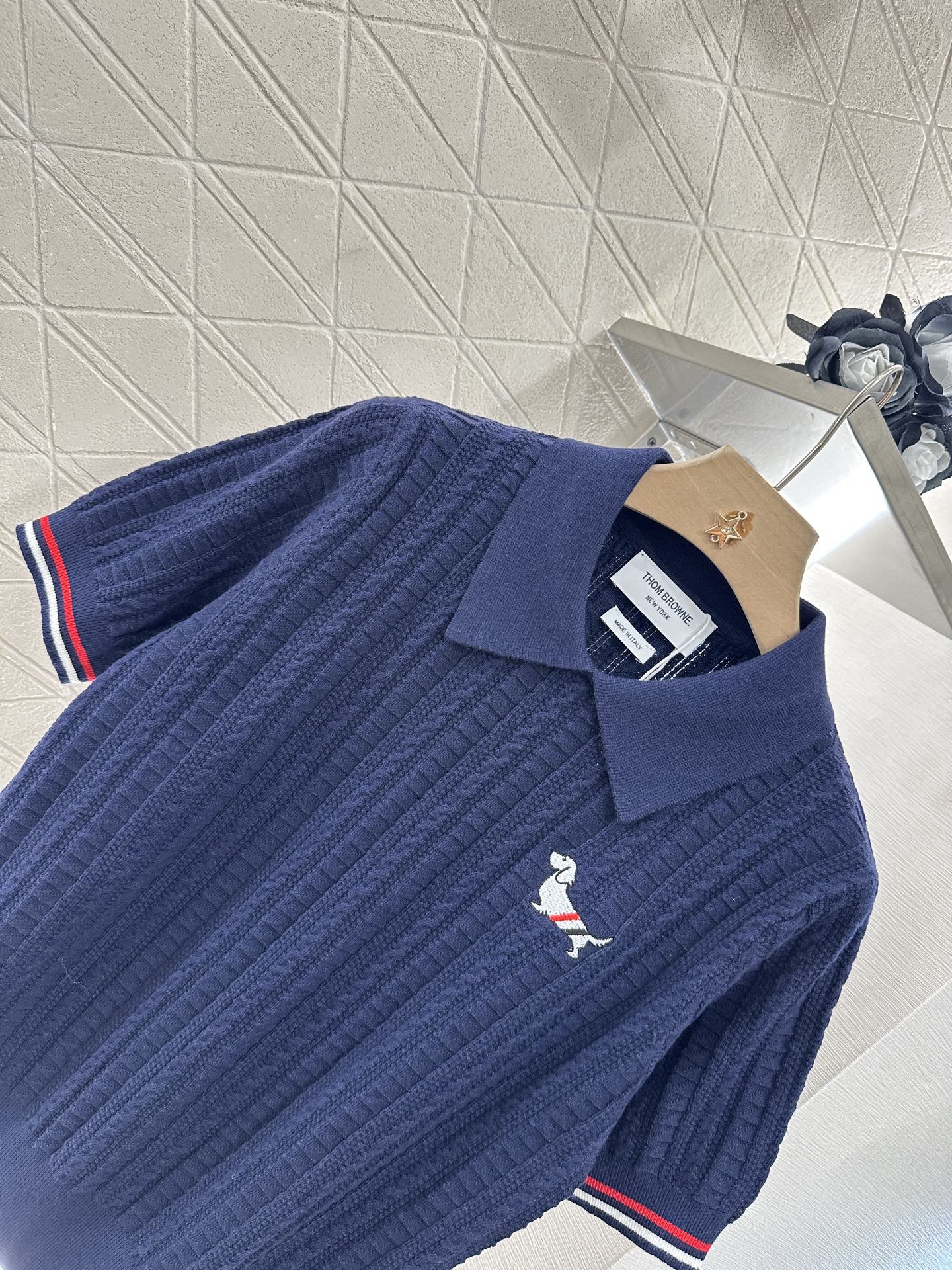 ♥Thom brown*♥2025新品上架
         翻领针织短袖
定制YB羊毛纱线织造 细腻柔
