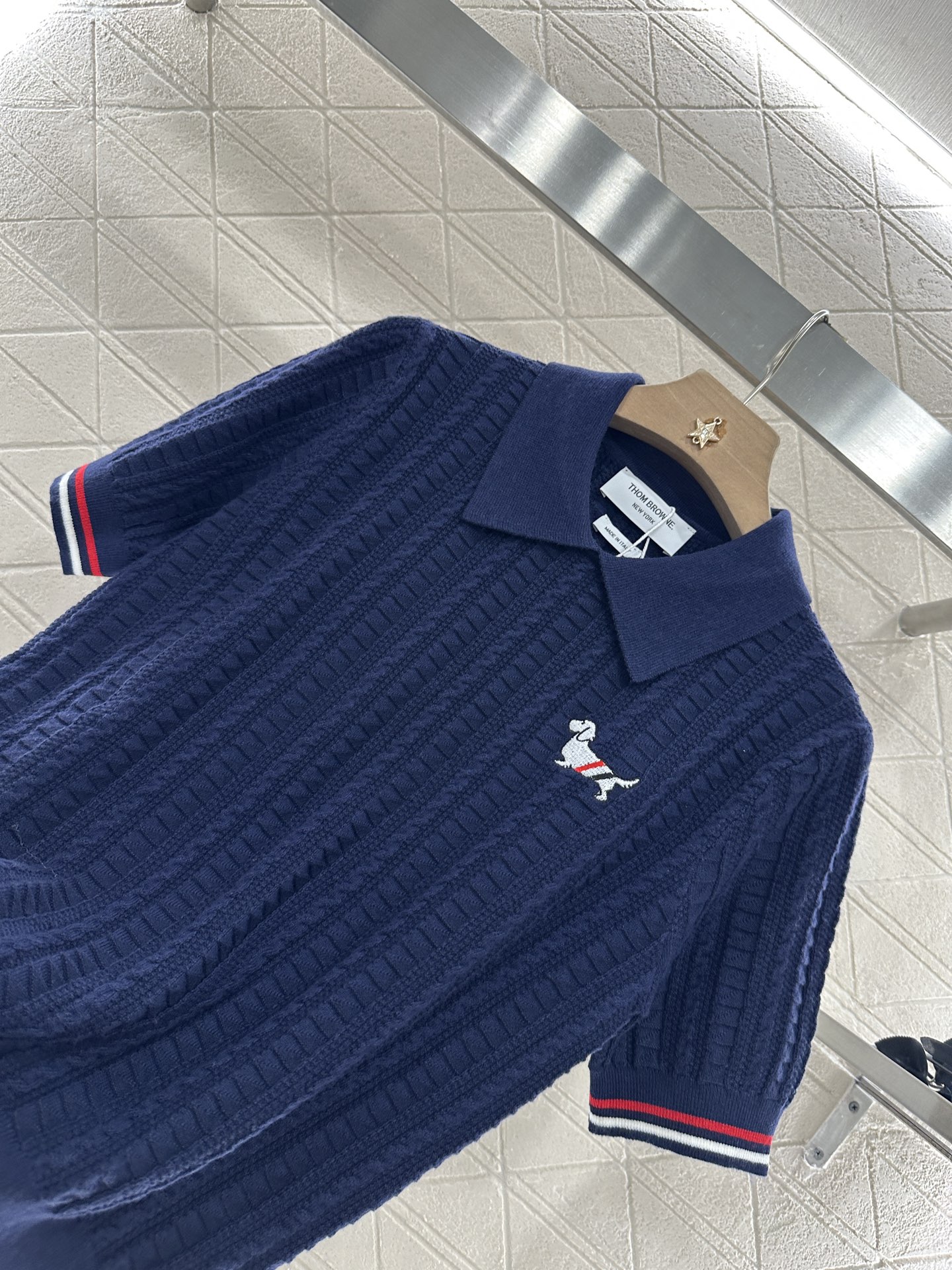 ♥Thom brown*♥2025新品上架
         翻领针织短袖
定制YB羊毛纱线织造 细腻柔