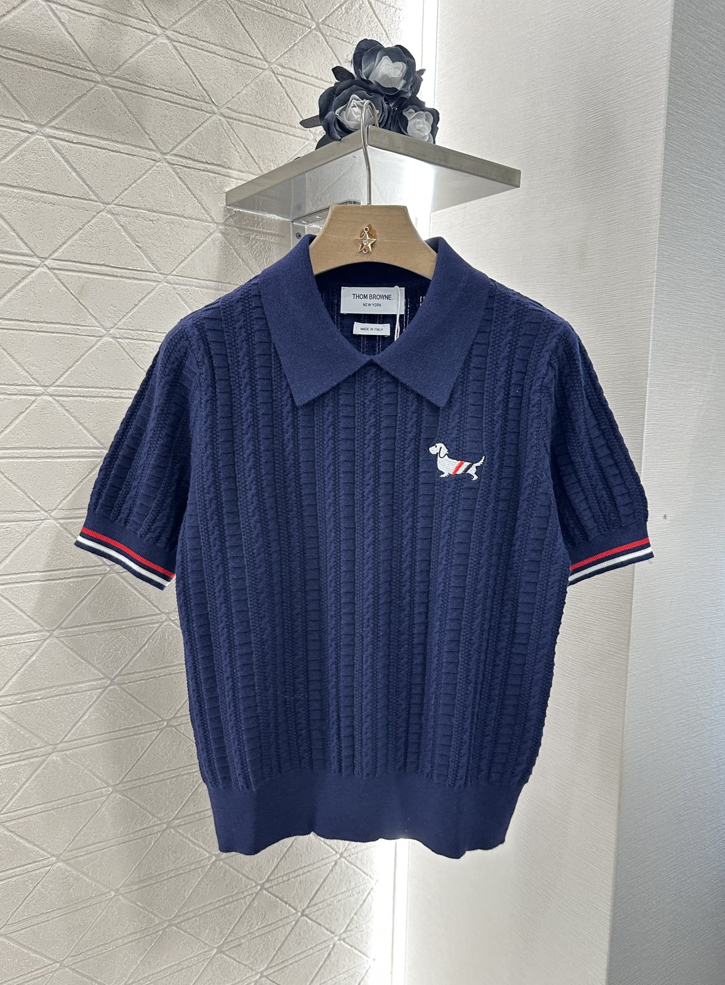 ♥Thom brown*♥2025新品上架
         翻领针织短袖
定制YB羊毛纱线织造 细腻柔