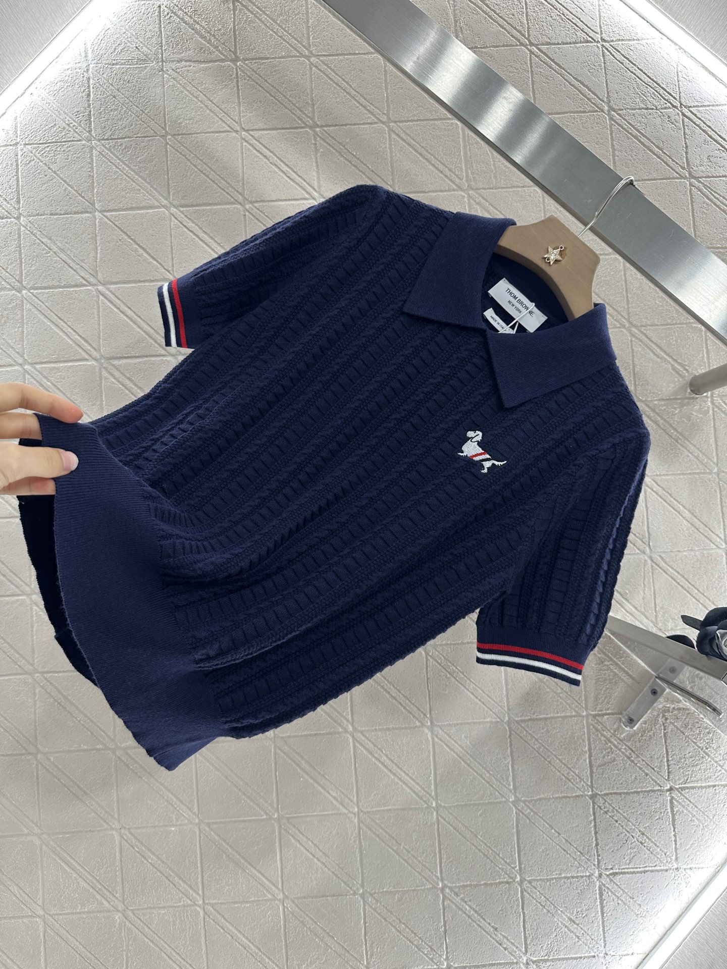 ♥Thom brown*♥2025新品上架
         翻领针织短袖
定制YB羊毛纱线织造 细腻柔