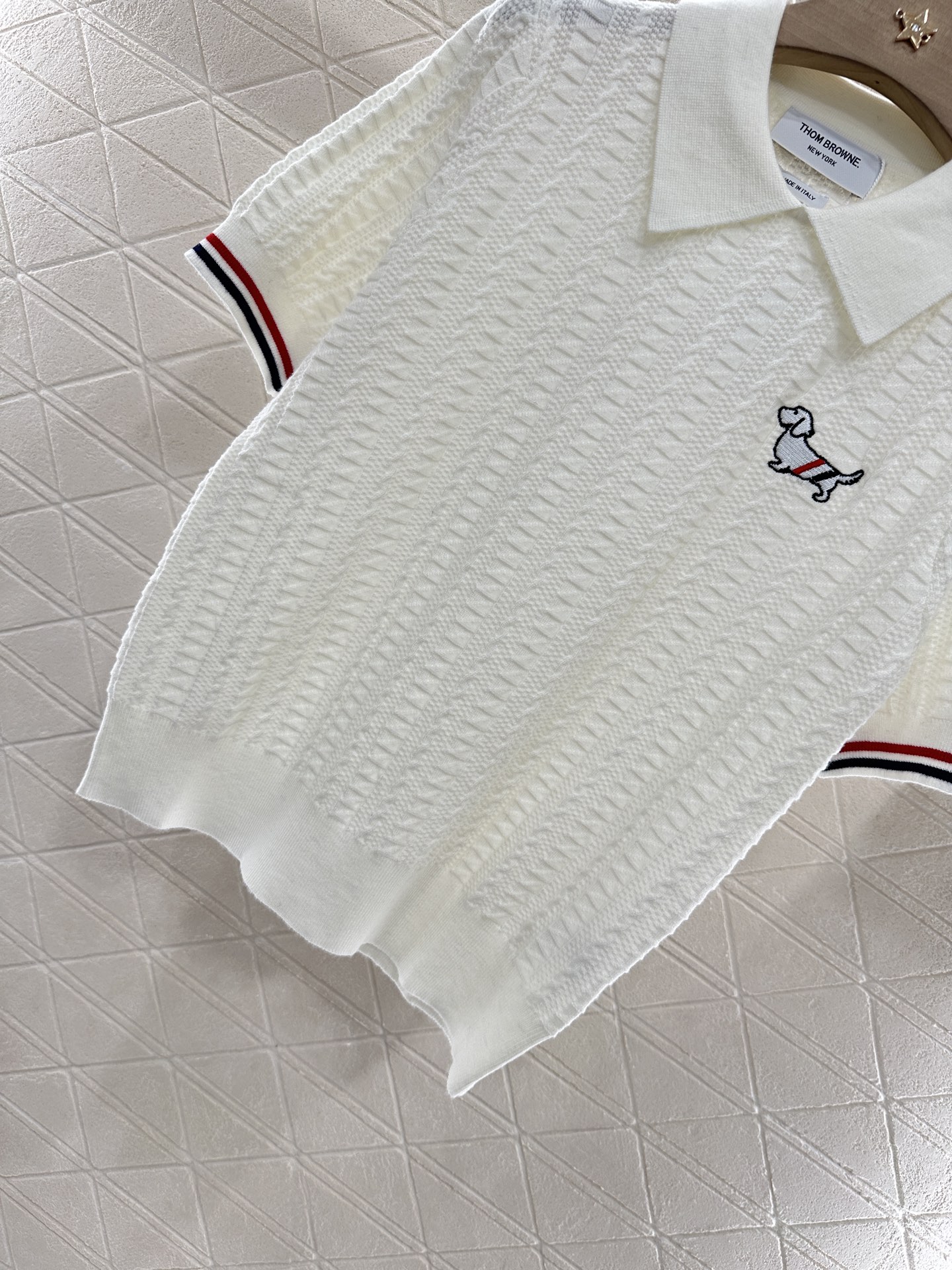 ♥Thom brown*♥2025新品上架
         翻领针织短袖
定制YB羊毛纱线织造 细腻柔