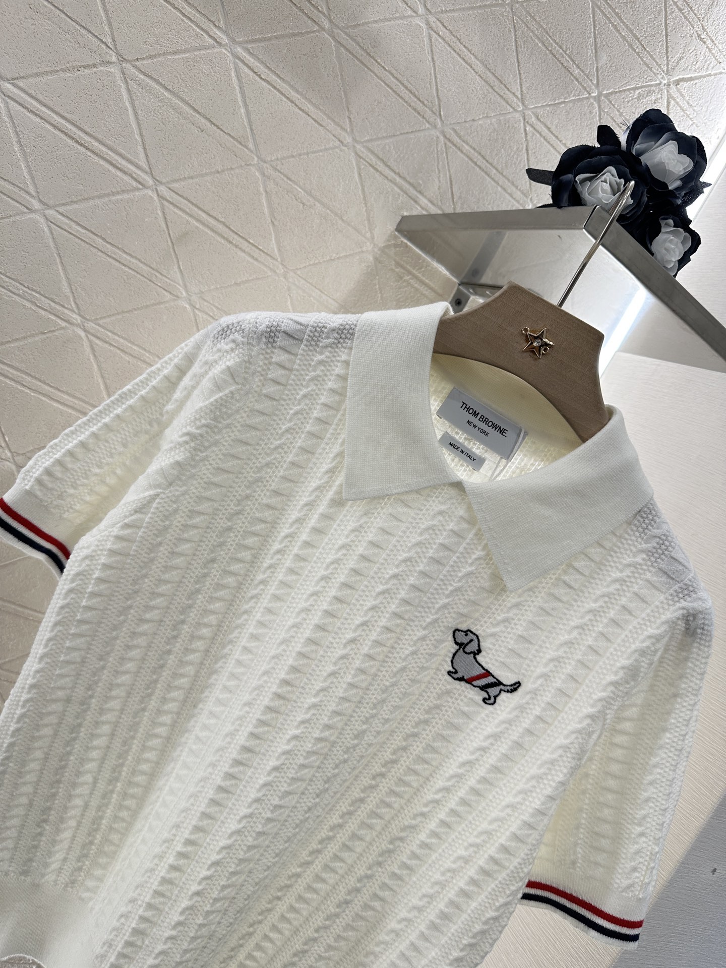 ♥Thom brown*♥2025新品上架
         翻领针织短袖
定制YB羊毛纱线织造 细腻柔