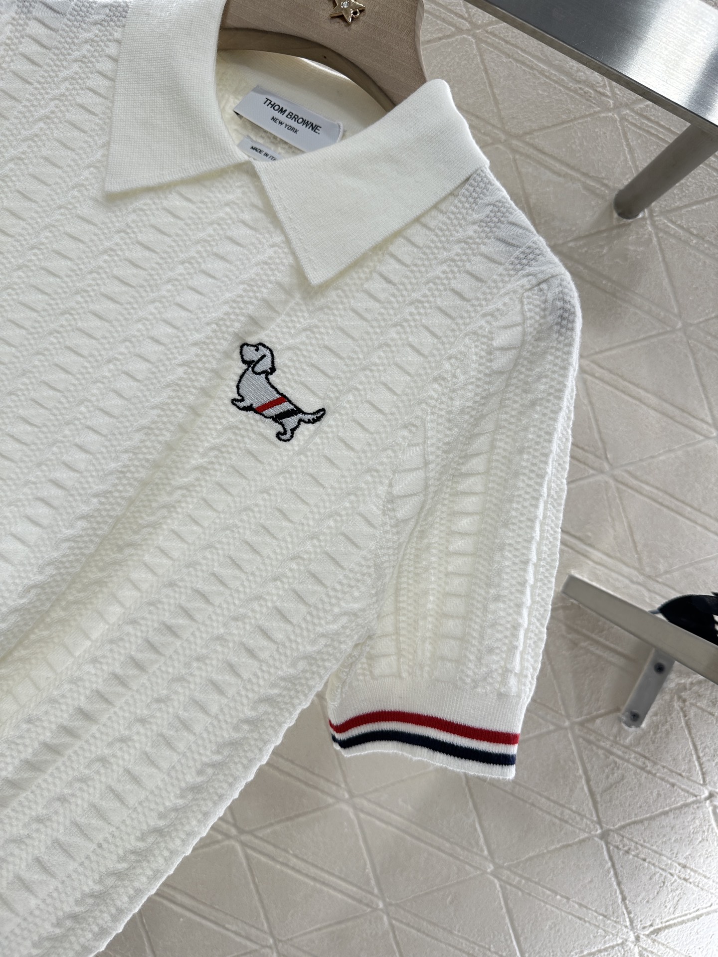 ♥Thom brown*♥2025新品上架
         翻领针织短袖
定制YB羊毛纱线织造 细腻柔