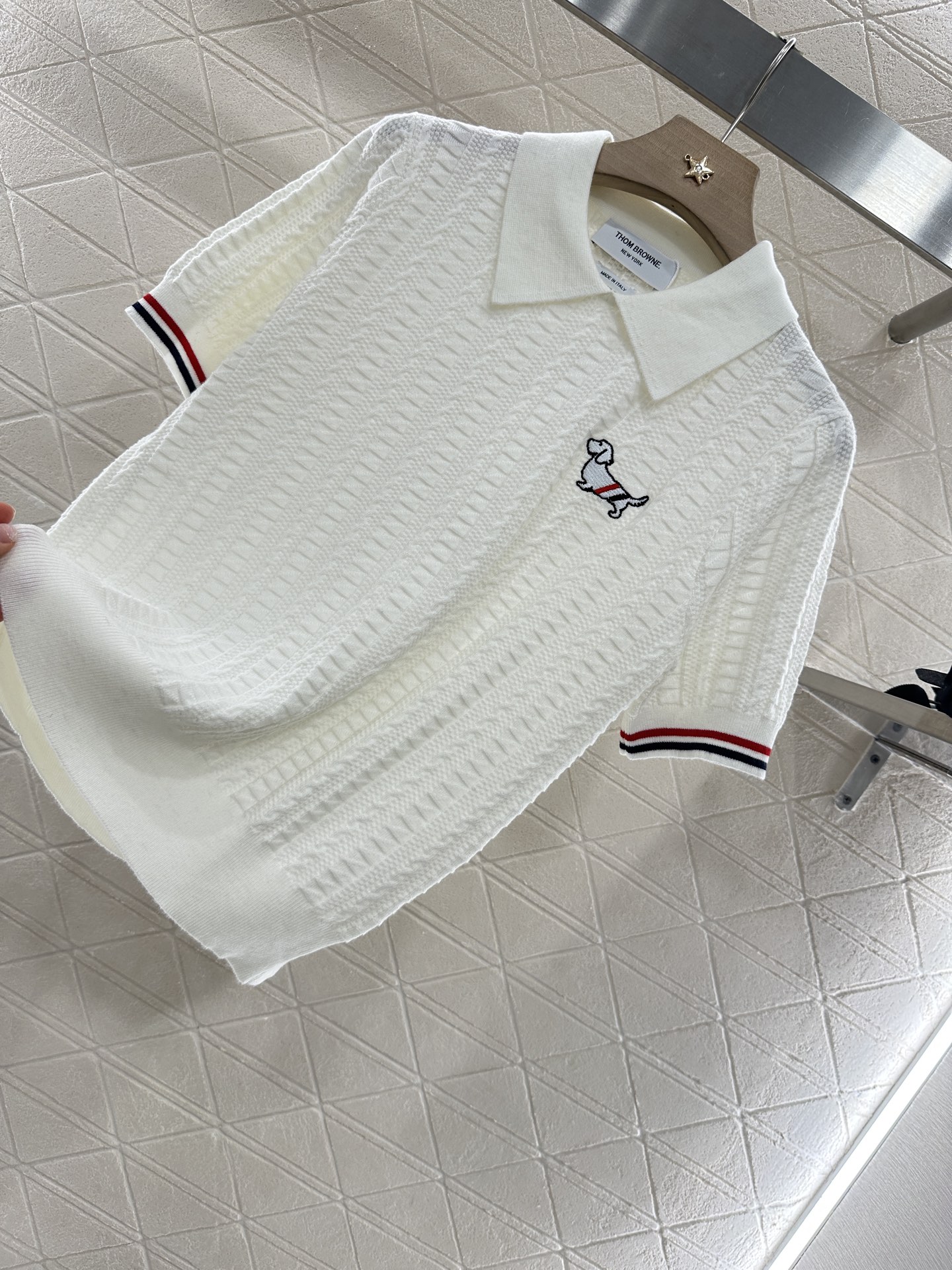 ♥Thom brown*♥2025新品上架
         翻领针织短袖
定制YB羊毛纱线织造 细腻柔