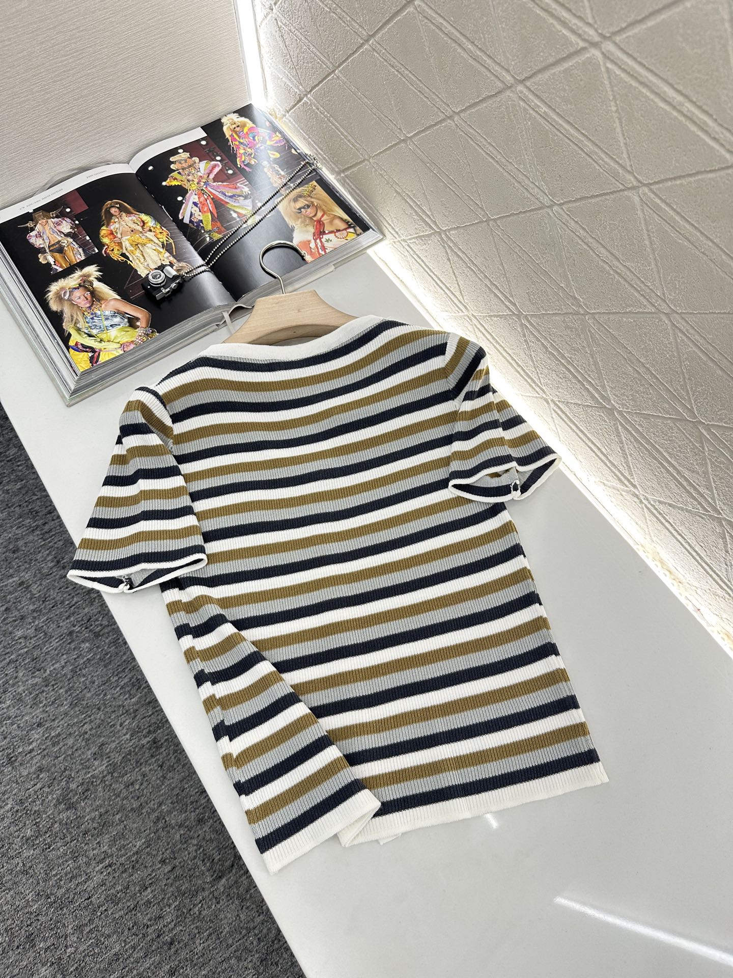♥Miumi*♥2025新品上架
   条纹针织短袖开衫
定制YB全棉纱线织造 弹力舒适 透气好穿 V领